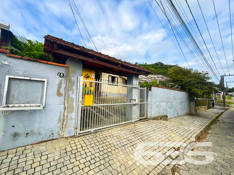 Terreno amplo com 450m² em localização estratégica no bairro Nova Brasília, em Joinville/SC!

Se você busca uma oportunidade para construir, investir ou desenvolver um novo projeto imobiliário com excelente custo-benefício, este imóvel é para você!

Localizado em uma rua pavimentada e tranquila, este terreno regular de 450m² abriga atualmente uma edificação residencial com cerca de 154,72m² construídos.

O imóvel possui portão eletrônico, está murado, conta com duas vagas cobertas e amplo espaço de jardim nos fundos, além de área de festas e uma charmosa varanda rústica, com potencial para convivência familiar, cultivo de hortas ou até mesmo expansão da área construída. Um verdadeiro convite à criatividade!

A localização é um dos grandes diferenciais: próximo a vias de acesso, transporte público, escolas, shopping centers, hospitais e toda a infraestrutura essencial do bairro Nova Brasília, região consolidada e em plena valorização. A conexão com internet por fibra também está disponível, o que garante praticidade para o dia a dia e para uso comercial, se for o caso.

Além disso, o imóvel permite animais, e o terreno oferece condições ideais para projetos multifamiliares, residenciais modernos ou até mesmo instalações comerciais de bairro, respeitando os parâmetros urbanos da região.

* Área total do terreno: 450,00 m²
* Área construída: 154,72 m² 

Não perca esta oportunidade de investimento com grande potencial de valorização! Aqui, o terreno é o protagonista — e o projeto é todo seu.

Entre em contato com a equipe da 636 Negócios Imobiliários e agende uma visita. Com mais de 30 anos de experiência e uma história pautada pela ética, segurança jurídica e inteligência comercial, entregamos soluções completas em intermediação imobiliária. Porque aqui, grandes negócios se constroem com grandes pessoas.
 
636 NEGÓCIOS IMOBILIÁRIOS: A SUA MELHOR ESCOLHA
Com mais de 30 anos de experiência, a 636 Negócios Imobiliários é sua parceira ideal para encontrar o imóvel perfeito. Estamos prontos para ajudá-lo a fazer deste imóvel o seu novo lar.
 
Telefone: (47) 3451-0636
WhatsApp: (47) 99190-0636
 
Não perca esta oportunidade única. Visite nosso site para mais informações: i636.com.br