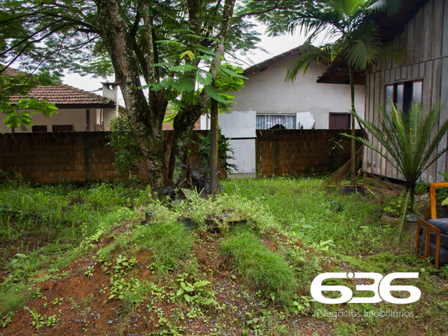 VENDE-SE LOTE EM JOINVILLE: 1.878M² DE POTENCIAL NO NOVA BRASÍLIA - ESTUDA PERMUTA
Descubra o potencial deste amplo terreno de 1.878m², localizado no coração do bairro Nova Brasília, em Joinville. Uma oportunidade única para investidores e empreendedores que buscam uma localização estratégica para seus negócios!
Este lote plano, com uma frente generosa de 38 metros, oferece um espaço ideal para uma variedade de projetos comerciais ou industriais. A proximidade com transporte público, panificadoras, mercados, restaurantes e outros estabelecimentos comerciais, além do acesso facilitado à rodovia BR-101, torna este terreno um local perfeito para o crescimento do seu empreendimento.
Embora haja uma casa de 150m² com 2 quartos no terreno, o valor real está no potencial do lote. A localização privilegiada e a extensão do terreno oferecem uma tela em branco para suas ideias mais ambiciosas.
Para mais informações e para explorar as possibilidades deste terreno excepcional, entre em contato com a 636 Negócios Imobiliários pelo telefone (47) 3451-0636 ou WhatsApp (47) 99190-0636. Não perca esta oportunidade de investir em um dos bairros mais promissores de Joinville.
Este e outros milhares de imóveis no site: i636.com.br