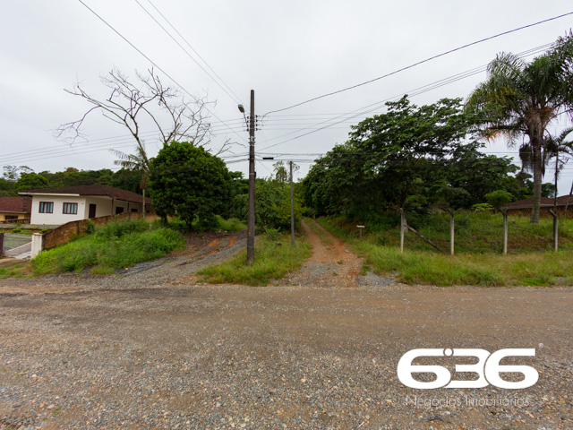 VENDE-SE LOTE EM JOINVILLE: 1.878M² DE POTENCIAL NO NOVA BRASÍLIA - ESTUDA PERMUTA
Descubra o potencial deste amplo terreno de 1.878m², localizado no coração do bairro Nova Brasília, em Joinville. Uma oportunidade única para investidores e empreendedores que buscam uma localização estratégica para seus negócios!
Este lote plano, com uma frente generosa de 38 metros, oferece um espaço ideal para uma variedade de projetos comerciais ou industriais. A proximidade com transporte público, panificadoras, mercados, restaurantes e outros estabelecimentos comerciais, além do acesso facilitado à rodovia BR-101, torna este terreno um local perfeito para o crescimento do seu empreendimento.
Embora haja uma casa de 150m² com 2 quartos no terreno, o valor real está no potencial do lote. A localização privilegiada e a extensão do terreno oferecem uma tela em branco para suas ideias mais ambiciosas.
Para mais informações e para explorar as possibilidades deste terreno excepcional, entre em contato com a 636 Negócios Imobiliários pelo telefone (47) 3451-0636 ou WhatsApp (47) 99190-0636. Não perca esta oportunidade de investir em um dos bairros mais promissores de Joinville.
Este e outros milhares de imóveis no site: i636.com.br