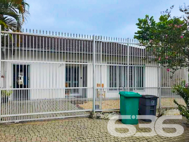 Descubra o lugar perfeito para criar memórias duradouras nesta residência encantadora, localizada no coração do bairro Anita Garibaldi, em Joinville, SC. Com uma área construída de 203,30 m² em um generoso terreno de 545,50 m², esta propriedade térrea combina espaço, conforto e conveniência, ideal para famílias ou quem busca tranquilidade e segurança.

Esta casa destaca-se pelo seu projeto inteligente e ambientes bem iluminados, com janelas amplas que garantem a entrada de luz natural, criando uma atmosfera acolhedora e aconchegante. A sala de estar é espaçosa e perfeita para receber visitas, enquanto a cozinha, equipada com móveis planejados, oferece o ambiente ideal para preparar suas refeições favoritas com conforto e praticidade.

O imóvel dispõe de duas garagens cobertas, garantindo segurança para seus veículos. Composta por dois dormitórios e três suítes, a casa oferece privacidade e conforto para toda a família. 

No exterior, a área de lazer é um verdadeiro oásis. A piscina convida a momentos de relaxamento e diversão, enquanto a área de festa com churrasqueira é perfeita para encontros sociais, celebrando a vida ao ar livre.

Localizada em uma rua pavimentada e com ótima orientação solar para o norte, a casa está próxima a vias de acesso, shopping centers, transporte público, escolas, hospitais e serviços públicos essenciais, oferecendo comodidade para seu dia a dia. Além disso, a residência é pet-friendly, permitindo que você compartilhe seu novo lar com seus animais de estimação.

Esta residência representa uma oportunidade única de investir em um imóvel com a solidez e a segurança que só a experiência de mais de 30 anos da 636 Negócios Imobiliários pode oferecer. Aproveite a chance de viver em um espaço que combina estilo, funcionalidade e localização privilegiada.

Venha conhecer sua nova casa em Joinville, onde cada detalhe é pensado para o seu conforto e bem-estar. Agende uma visita e sinta-se já em casa na tranquilidade e beleza de Anita Garibaldi.
 
636 NEGÓCIOS IMOBILIÁRIOS: A SUA MELHOR ESCOLHA
Com mais de 30 anos de experiência, a 636 Negócios Imobiliários é sua parceira ideal para encontrar o imóvel perfeito. Estamos prontos para ajudá-lo a fazer deste imóvel o seu novo lar.
 
Telefone: (47) 3451-0636
WhatsApp: (47) 99190-0636
 
Não perca esta oportunidade única. Visite nosso site para mais informações: i636.com.br