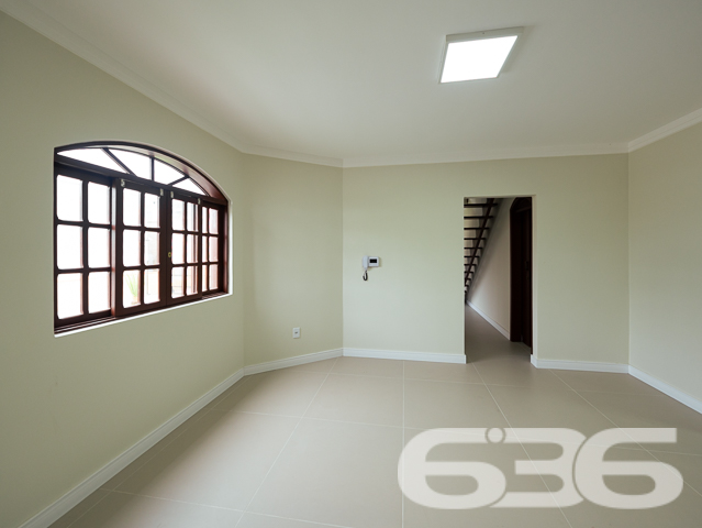 BAIRRO ANITA GARIBALDI: CASA ESTILO GERMÂNICO COM JARDIM EXUBERANTE - ESTUDA PERMUTA

Descubra a elegância e o conforto nesta deslumbrante casa de tijolos à vista no bairro Anita Garibaldi. Com uma área construída de 285,57m² averbados em um terreno de 605m², este imóvel oferece um estilo de vida inigualável. A casa conta com 3 dormitórios, 2 suítes, 2 banheiros, 2 garagens cobertas e 2 descobertas, além de um belíssimo jardim que eleva a experiência de morar bem.

ESPAÇOS QUE ENCANTAM:
A casa é composta por 5 dormitórios aconchegantes, sendo 2 suítes que oferecem privacidade e conforto. A sala de estar é o espaço perfeito para momentos de relaxamento e a cozinha prática torna cada refeição uma experiência única. O home office oferece o ambiente ideal para o trabalho remoto, enquanto a área de serviço completa o pacote.

SEGURANÇA E COMODIDADE:
O imóvel é totalmente seguro, com portão eletrônico, interfone, alarme e cerca elétrica, garantindo sua tranquilidade.

LOCALIZAÇÃO PRIVILEGIADA:
Anita Garibaldi é um bairro repleto de conveniências, desde shopping centers a escolas e hospitais, tornando sua vida mais prática e agradável.

A EXCELÊNCIA DA 636 NEGÓCIOS IMOBILIÁRIOS:
Com mais de 30 anos de experiência, a 636 Negócios Imobiliários é sua escolha certa para uma transação imobiliária segura e eficiente.
Telefone: (47) 3451-0636
WhatsApp: (47) 99190-0636