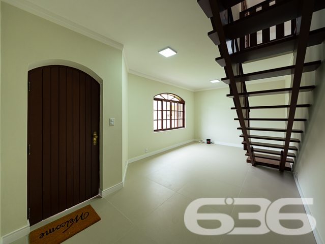 BAIRRO ANITA GARIBALDI: CASA ESTILO GERMÂNICO COM JARDIM EXUBERANTE - ESTUDA PERMUTA

Descubra a elegância e o conforto nesta deslumbrante casa de tijolos à vista no bairro Anita Garibaldi. Com uma área construída de 285,57m² averbados em um terreno de 605m², este imóvel oferece um estilo de vida inigualável. A casa conta com 3 dormitórios, 2 suítes, 2 banheiros, 2 garagens cobertas e 2 descobertas, além de um belíssimo jardim que eleva a experiência de morar bem.

ESPAÇOS QUE ENCANTAM:
A casa é composta por 5 dormitórios aconchegantes, sendo 2 suítes que oferecem privacidade e conforto. A sala de estar é o espaço perfeito para momentos de relaxamento e a cozinha prática torna cada refeição uma experiência única. O home office oferece o ambiente ideal para o trabalho remoto, enquanto a área de serviço completa o pacote.

SEGURANÇA E COMODIDADE:
O imóvel é totalmente seguro, com portão eletrônico, interfone, alarme e cerca elétrica, garantindo sua tranquilidade.

LOCALIZAÇÃO PRIVILEGIADA:
Anita Garibaldi é um bairro repleto de conveniências, desde shopping centers a escolas e hospitais, tornando sua vida mais prática e agradável.

A EXCELÊNCIA DA 636 NEGÓCIOS IMOBILIÁRIOS:
Com mais de 30 anos de experiência, a 636 Negócios Imobiliários é sua escolha certa para uma transação imobiliária segura e eficiente.
Telefone: (47) 3451-0636
WhatsApp: (47) 99190-0636