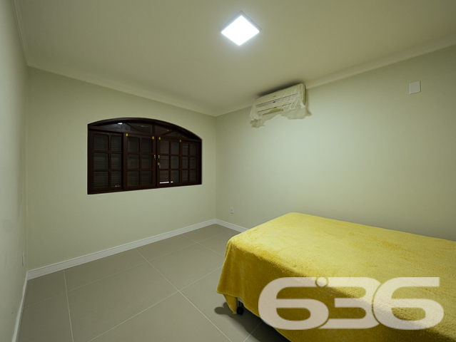 BAIRRO ANITA GARIBALDI: CASA ESTILO GERMÂNICO COM JARDIM EXUBERANTE - ESTUDA PERMUTA

Descubra a elegância e o conforto nesta deslumbrante casa de tijolos à vista no bairro Anita Garibaldi. Com uma área construída de 285,57m² averbados em um terreno de 605m², este imóvel oferece um estilo de vida inigualável. A casa conta com 3 dormitórios, 2 suítes, 2 banheiros, 2 garagens cobertas e 2 descobertas, além de um belíssimo jardim que eleva a experiência de morar bem.

ESPAÇOS QUE ENCANTAM:
A casa é composta por 5 dormitórios aconchegantes, sendo 2 suítes que oferecem privacidade e conforto. A sala de estar é o espaço perfeito para momentos de relaxamento e a cozinha prática torna cada refeição uma experiência única. O home office oferece o ambiente ideal para o trabalho remoto, enquanto a área de serviço completa o pacote.

SEGURANÇA E COMODIDADE:
O imóvel é totalmente seguro, com portão eletrônico, interfone, alarme e cerca elétrica, garantindo sua tranquilidade.

LOCALIZAÇÃO PRIVILEGIADA:
Anita Garibaldi é um bairro repleto de conveniências, desde shopping centers a escolas e hospitais, tornando sua vida mais prática e agradável.

A EXCELÊNCIA DA 636 NEGÓCIOS IMOBILIÁRIOS:
Com mais de 30 anos de experiência, a 636 Negócios Imobiliários é sua escolha certa para uma transação imobiliária segura e eficiente.
Telefone: (47) 3451-0636
WhatsApp: (47) 99190-0636