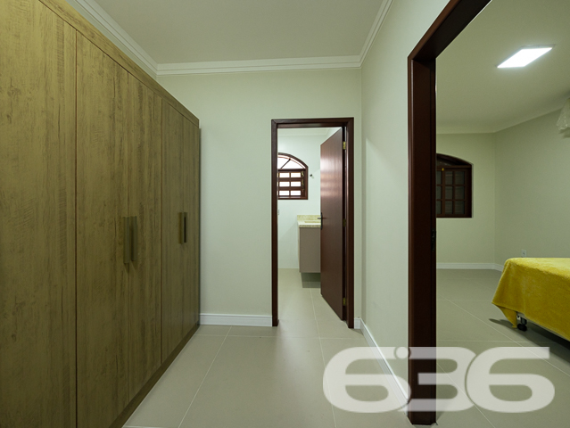 BAIRRO ANITA GARIBALDI: CASA ESTILO GERMÂNICO COM JARDIM EXUBERANTE - ESTUDA PERMUTA

Descubra a elegância e o conforto nesta deslumbrante casa de tijolos à vista no bairro Anita Garibaldi. Com uma área construída de 285,57m² averbados em um terreno de 605m², este imóvel oferece um estilo de vida inigualável. A casa conta com 3 dormitórios, 2 suítes, 2 banheiros, 2 garagens cobertas e 2 descobertas, além de um belíssimo jardim que eleva a experiência de morar bem.

ESPAÇOS QUE ENCANTAM:
A casa é composta por 5 dormitórios aconchegantes, sendo 2 suítes que oferecem privacidade e conforto. A sala de estar é o espaço perfeito para momentos de relaxamento e a cozinha prática torna cada refeição uma experiência única. O home office oferece o ambiente ideal para o trabalho remoto, enquanto a área de serviço completa o pacote.

SEGURANÇA E COMODIDADE:
O imóvel é totalmente seguro, com portão eletrônico, interfone, alarme e cerca elétrica, garantindo sua tranquilidade.

LOCALIZAÇÃO PRIVILEGIADA:
Anita Garibaldi é um bairro repleto de conveniências, desde shopping centers a escolas e hospitais, tornando sua vida mais prática e agradável.

A EXCELÊNCIA DA 636 NEGÓCIOS IMOBILIÁRIOS:
Com mais de 30 anos de experiência, a 636 Negócios Imobiliários é sua escolha certa para uma transação imobiliária segura e eficiente.
Telefone: (47) 3451-0636
WhatsApp: (47) 99190-0636