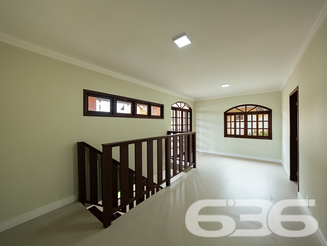 BAIRRO ANITA GARIBALDI: CASA ESTILO GERMÂNICO COM JARDIM EXUBERANTE - ESTUDA PERMUTA

Descubra a elegância e o conforto nesta deslumbrante casa de tijolos à vista no bairro Anita Garibaldi. Com uma área construída de 285,57m² averbados em um terreno de 605m², este imóvel oferece um estilo de vida inigualável. A casa conta com 3 dormitórios, 2 suítes, 2 banheiros, 2 garagens cobertas e 2 descobertas, além de um belíssimo jardim que eleva a experiência de morar bem.

ESPAÇOS QUE ENCANTAM:
A casa é composta por 5 dormitórios aconchegantes, sendo 2 suítes que oferecem privacidade e conforto. A sala de estar é o espaço perfeito para momentos de relaxamento e a cozinha prática torna cada refeição uma experiência única. O home office oferece o ambiente ideal para o trabalho remoto, enquanto a área de serviço completa o pacote.

SEGURANÇA E COMODIDADE:
O imóvel é totalmente seguro, com portão eletrônico, interfone, alarme e cerca elétrica, garantindo sua tranquilidade.

LOCALIZAÇÃO PRIVILEGIADA:
Anita Garibaldi é um bairro repleto de conveniências, desde shopping centers a escolas e hospitais, tornando sua vida mais prática e agradável.

A EXCELÊNCIA DA 636 NEGÓCIOS IMOBILIÁRIOS:
Com mais de 30 anos de experiência, a 636 Negócios Imobiliários é sua escolha certa para uma transação imobiliária segura e eficiente.
Telefone: (47) 3451-0636
WhatsApp: (47) 99190-0636
