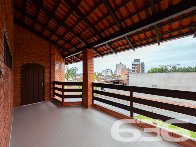 BAIRRO ANITA GARIBALDI: CASA ESTILO GERMÂNICO COM JARDIM EXUBERANTE - ESTUDA PERMUTA

Descubra a elegância e o conforto nesta deslumbrante casa de tijolos à vista no bairro Anita Garibaldi. Com uma área construída de 285,57m² averbados em um terreno de 605m², este imóvel oferece um estilo de vida inigualável. A casa conta com 3 dormitórios, 2 suítes, 2 banheiros, 2 garagens cobertas e 2 descobertas, além de um belíssimo jardim que eleva a experiência de morar bem.

ESPAÇOS QUE ENCANTAM:
A casa é composta por 5 dormitórios aconchegantes, sendo 2 suítes que oferecem privacidade e conforto. A sala de estar é o espaço perfeito para momentos de relaxamento e a cozinha prática torna cada refeição uma experiência única. O home office oferece o ambiente ideal para o trabalho remoto, enquanto a área de serviço completa o pacote.

SEGURANÇA E COMODIDADE:
O imóvel é totalmente seguro, com portão eletrônico, interfone, alarme e cerca elétrica, garantindo sua tranquilidade.

LOCALIZAÇÃO PRIVILEGIADA:
Anita Garibaldi é um bairro repleto de conveniências, desde shopping centers a escolas e hospitais, tornando sua vida mais prática e agradável.

A EXCELÊNCIA DA 636 NEGÓCIOS IMOBILIÁRIOS:
Com mais de 30 anos de experiência, a 636 Negócios Imobiliários é sua escolha certa para uma transação imobiliária segura e eficiente.
Telefone: (47) 3451-0636
WhatsApp: (47) 99190-0636