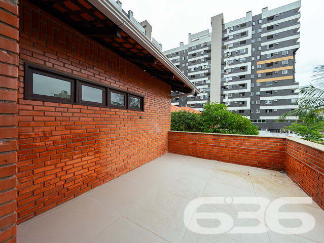 BAIRRO ANITA GARIBALDI: CASA ESTILO GERMÂNICO COM JARDIM EXUBERANTE - ESTUDA PERMUTA

Descubra a elegância e o conforto nesta deslumbrante casa de tijolos à vista no bairro Anita Garibaldi. Com uma área construída de 285,57m² averbados em um terreno de 605m², este imóvel oferece um estilo de vida inigualável. A casa conta com 3 dormitórios, 2 suítes, 2 banheiros, 2 garagens cobertas e 2 descobertas, além de um belíssimo jardim que eleva a experiência de morar bem.

ESPAÇOS QUE ENCANTAM:
A casa é composta por 5 dormitórios aconchegantes, sendo 2 suítes que oferecem privacidade e conforto. A sala de estar é o espaço perfeito para momentos de relaxamento e a cozinha prática torna cada refeição uma experiência única. O home office oferece o ambiente ideal para o trabalho remoto, enquanto a área de serviço completa o pacote.

SEGURANÇA E COMODIDADE:
O imóvel é totalmente seguro, com portão eletrônico, interfone, alarme e cerca elétrica, garantindo sua tranquilidade.

LOCALIZAÇÃO PRIVILEGIADA:
Anita Garibaldi é um bairro repleto de conveniências, desde shopping centers a escolas e hospitais, tornando sua vida mais prática e agradável.

A EXCELÊNCIA DA 636 NEGÓCIOS IMOBILIÁRIOS:
Com mais de 30 anos de experiência, a 636 Negócios Imobiliários é sua escolha certa para uma transação imobiliária segura e eficiente.
Telefone: (47) 3451-0636
WhatsApp: (47) 99190-0636