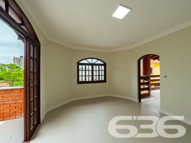 BAIRRO ANITA GARIBALDI: CASA ESTILO GERMÂNICO COM JARDIM EXUBERANTE - ESTUDA PERMUTA

Descubra a elegância e o conforto nesta deslumbrante casa de tijolos à vista no bairro Anita Garibaldi. Com uma área construída de 285,57m² averbados em um terreno de 605m², este imóvel oferece um estilo de vida inigualável. A casa conta com 3 dormitórios, 2 suítes, 2 banheiros, 2 garagens cobertas e 2 descobertas, além de um belíssimo jardim que eleva a experiência de morar bem.

ESPAÇOS QUE ENCANTAM:
A casa é composta por 5 dormitórios aconchegantes, sendo 2 suítes que oferecem privacidade e conforto. A sala de estar é o espaço perfeito para momentos de relaxamento e a cozinha prática torna cada refeição uma experiência única. O home office oferece o ambiente ideal para o trabalho remoto, enquanto a área de serviço completa o pacote.

SEGURANÇA E COMODIDADE:
O imóvel é totalmente seguro, com portão eletrônico, interfone, alarme e cerca elétrica, garantindo sua tranquilidade.

LOCALIZAÇÃO PRIVILEGIADA:
Anita Garibaldi é um bairro repleto de conveniências, desde shopping centers a escolas e hospitais, tornando sua vida mais prática e agradável.

A EXCELÊNCIA DA 636 NEGÓCIOS IMOBILIÁRIOS:
Com mais de 30 anos de experiência, a 636 Negócios Imobiliários é sua escolha certa para uma transação imobiliária segura e eficiente.
Telefone: (47) 3451-0636
WhatsApp: (47) 99190-0636