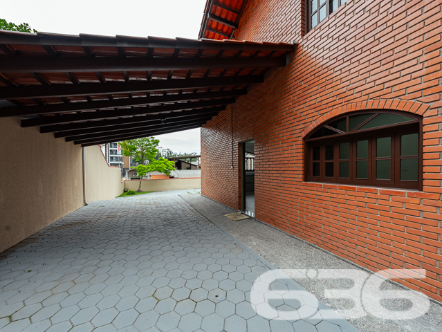 BAIRRO ANITA GARIBALDI: CASA ESTILO GERMÂNICO COM JARDIM EXUBERANTE - ESTUDA PERMUTA

Descubra a elegância e o conforto nesta deslumbrante casa de tijolos à vista no bairro Anita Garibaldi. Com uma área construída de 285,57m² averbados em um terreno de 605m², este imóvel oferece um estilo de vida inigualável. A casa conta com 3 dormitórios, 2 suítes, 2 banheiros, 2 garagens cobertas e 2 descobertas, além de um belíssimo jardim que eleva a experiência de morar bem.

ESPAÇOS QUE ENCANTAM:
A casa é composta por 5 dormitórios aconchegantes, sendo 2 suítes que oferecem privacidade e conforto. A sala de estar é o espaço perfeito para momentos de relaxamento e a cozinha prática torna cada refeição uma experiência única. O home office oferece o ambiente ideal para o trabalho remoto, enquanto a área de serviço completa o pacote.

SEGURANÇA E COMODIDADE:
O imóvel é totalmente seguro, com portão eletrônico, interfone, alarme e cerca elétrica, garantindo sua tranquilidade.

LOCALIZAÇÃO PRIVILEGIADA:
Anita Garibaldi é um bairro repleto de conveniências, desde shopping centers a escolas e hospitais, tornando sua vida mais prática e agradável.

A EXCELÊNCIA DA 636 NEGÓCIOS IMOBILIÁRIOS:
Com mais de 30 anos de experiência, a 636 Negócios Imobiliários é sua escolha certa para uma transação imobiliária segura e eficiente.
Telefone: (47) 3451-0636
WhatsApp: (47) 99190-0636