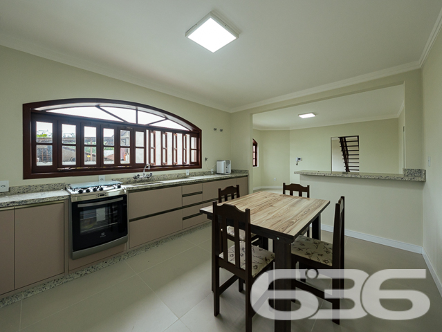 BAIRRO ANITA GARIBALDI: CASA ESTILO GERMÂNICO COM JARDIM EXUBERANTE - ESTUDA PERMUTA

Descubra a elegância e o conforto nesta deslumbrante casa de tijolos à vista no bairro Anita Garibaldi. Com uma área construída de 285,57m² averbados em um terreno de 605m², este imóvel oferece um estilo de vida inigualável. A casa conta com 3 dormitórios, 2 suítes, 2 banheiros, 2 garagens cobertas e 2 descobertas, além de um belíssimo jardim que eleva a experiência de morar bem.

ESPAÇOS QUE ENCANTAM:
A casa é composta por 5 dormitórios aconchegantes, sendo 2 suítes que oferecem privacidade e conforto. A sala de estar é o espaço perfeito para momentos de relaxamento e a cozinha prática torna cada refeição uma experiência única. O home office oferece o ambiente ideal para o trabalho remoto, enquanto a área de serviço completa o pacote.

SEGURANÇA E COMODIDADE:
O imóvel é totalmente seguro, com portão eletrônico, interfone, alarme e cerca elétrica, garantindo sua tranquilidade.

LOCALIZAÇÃO PRIVILEGIADA:
Anita Garibaldi é um bairro repleto de conveniências, desde shopping centers a escolas e hospitais, tornando sua vida mais prática e agradável.

A EXCELÊNCIA DA 636 NEGÓCIOS IMOBILIÁRIOS:
Com mais de 30 anos de experiência, a 636 Negócios Imobiliários é sua escolha certa para uma transação imobiliária segura e eficiente.
Telefone: (47) 3451-0636
WhatsApp: (47) 99190-0636