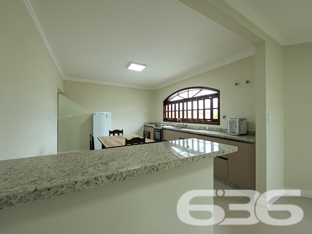 BAIRRO ANITA GARIBALDI: CASA ESTILO GERMÂNICO COM JARDIM EXUBERANTE - ESTUDA PERMUTA

Descubra a elegância e o conforto nesta deslumbrante casa de tijolos à vista no bairro Anita Garibaldi. Com uma área construída de 285,57m² averbados em um terreno de 605m², este imóvel oferece um estilo de vida inigualável. A casa conta com 3 dormitórios, 2 suítes, 2 banheiros, 2 garagens cobertas e 2 descobertas, além de um belíssimo jardim que eleva a experiência de morar bem.

ESPAÇOS QUE ENCANTAM:
A casa é composta por 5 dormitórios aconchegantes, sendo 2 suítes que oferecem privacidade e conforto. A sala de estar é o espaço perfeito para momentos de relaxamento e a cozinha prática torna cada refeição uma experiência única. O home office oferece o ambiente ideal para o trabalho remoto, enquanto a área de serviço completa o pacote.

SEGURANÇA E COMODIDADE:
O imóvel é totalmente seguro, com portão eletrônico, interfone, alarme e cerca elétrica, garantindo sua tranquilidade.

LOCALIZAÇÃO PRIVILEGIADA:
Anita Garibaldi é um bairro repleto de conveniências, desde shopping centers a escolas e hospitais, tornando sua vida mais prática e agradável.

A EXCELÊNCIA DA 636 NEGÓCIOS IMOBILIÁRIOS:
Com mais de 30 anos de experiência, a 636 Negócios Imobiliários é sua escolha certa para uma transação imobiliária segura e eficiente.
Telefone: (47) 3451-0636
WhatsApp: (47) 99190-0636