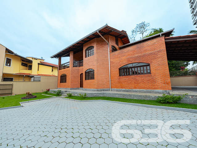 BAIRRO ANITA GARIBALDI: CASA ESTILO GERMÂNICO COM JARDIM EXUBERANTE - ESTUDA PERMUTA

Descubra a elegância e o conforto nesta deslumbrante casa de tijolos à vista no bairro Anita Garibaldi. Com uma área construída de 285,57m² averbados em um terreno de 605m², este imóvel oferece um estilo de vida inigualável. A casa conta com 3 dormitórios, 2 suítes, 2 banheiros, 2 garagens cobertas e 2 descobertas, além de um belíssimo jardim que eleva a experiência de morar bem.

ESPAÇOS QUE ENCANTAM:
A casa é composta por 5 dormitórios aconchegantes, sendo 2 suítes que oferecem privacidade e conforto. A sala de estar é o espaço perfeito para momentos de relaxamento e a cozinha prática torna cada refeição uma experiência única. O home office oferece o ambiente ideal para o trabalho remoto, enquanto a área de serviço completa o pacote.

SEGURANÇA E COMODIDADE:
O imóvel é totalmente seguro, com portão eletrônico, interfone, alarme e cerca elétrica, garantindo sua tranquilidade.

LOCALIZAÇÃO PRIVILEGIADA:
Anita Garibaldi é um bairro repleto de conveniências, desde shopping centers a escolas e hospitais, tornando sua vida mais prática e agradável.

A EXCELÊNCIA DA 636 NEGÓCIOS IMOBILIÁRIOS:
Com mais de 30 anos de experiência, a 636 Negócios Imobiliários é sua escolha certa para uma transação imobiliária segura e eficiente.
Telefone: (47) 3451-0636
WhatsApp: (47) 99190-0636