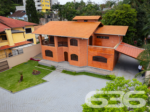 BAIRRO ANITA GARIBALDI: CASA ESTILO GERMÂNICO COM JARDIM EXUBERANTE - ESTUDA PERMUTA

Descubra a elegância e o conforto nesta deslumbrante casa de tijolos à vista no bairro Anita Garibaldi. Com uma área construída de 285,57m² averbados em um terreno de 605m², este imóvel oferece um estilo de vida inigualável. A casa conta com 3 dormitórios, 2 suítes, 2 banheiros, 2 garagens cobertas e 2 descobertas, além de um belíssimo jardim que eleva a experiência de morar bem.

ESPAÇOS QUE ENCANTAM:
A casa é composta por 5 dormitórios aconchegantes, sendo 2 suítes que oferecem privacidade e conforto. A sala de estar é o espaço perfeito para momentos de relaxamento e a cozinha prática torna cada refeição uma experiência única. O home office oferece o ambiente ideal para o trabalho remoto, enquanto a área de serviço completa o pacote.

SEGURANÇA E COMODIDADE:
O imóvel é totalmente seguro, com portão eletrônico, interfone, alarme e cerca elétrica, garantindo sua tranquilidade.

LOCALIZAÇÃO PRIVILEGIADA:
Anita Garibaldi é um bairro repleto de conveniências, desde shopping centers a escolas e hospitais, tornando sua vida mais prática e agradável.

A EXCELÊNCIA DA 636 NEGÓCIOS IMOBILIÁRIOS:
Com mais de 30 anos de experiência, a 636 Negócios Imobiliários é sua escolha certa para uma transação imobiliária segura e eficiente.
Telefone: (47) 3451-0636
WhatsApp: (47) 99190-0636