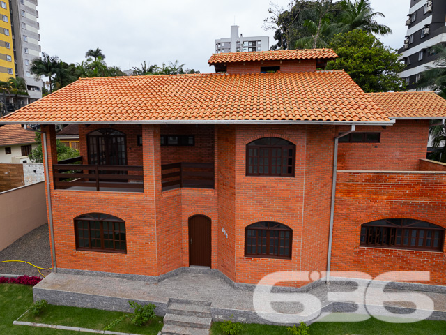 BAIRRO ANITA GARIBALDI: CASA ESTILO GERMÂNICO COM JARDIM EXUBERANTE - ESTUDA PERMUTA

Descubra a elegância e o conforto nesta deslumbrante casa de tijolos à vista no bairro Anita Garibaldi. Com uma área construída de 285,57m² averbados em um terreno de 605m², este imóvel oferece um estilo de vida inigualável. A casa conta com 3 dormitórios, 2 suítes, 2 banheiros, 2 garagens cobertas e 2 descobertas, além de um belíssimo jardim que eleva a experiência de morar bem.

ESPAÇOS QUE ENCANTAM:
A casa é composta por 5 dormitórios aconchegantes, sendo 2 suítes que oferecem privacidade e conforto. A sala de estar é o espaço perfeito para momentos de relaxamento e a cozinha prática torna cada refeição uma experiência única. O home office oferece o ambiente ideal para o trabalho remoto, enquanto a área de serviço completa o pacote.

SEGURANÇA E COMODIDADE:
O imóvel é totalmente seguro, com portão eletrônico, interfone, alarme e cerca elétrica, garantindo sua tranquilidade.

LOCALIZAÇÃO PRIVILEGIADA:
Anita Garibaldi é um bairro repleto de conveniências, desde shopping centers a escolas e hospitais, tornando sua vida mais prática e agradável.

A EXCELÊNCIA DA 636 NEGÓCIOS IMOBILIÁRIOS:
Com mais de 30 anos de experiência, a 636 Negócios Imobiliários é sua escolha certa para uma transação imobiliária segura e eficiente.
Telefone: (47) 3451-0636
WhatsApp: (47) 99190-0636