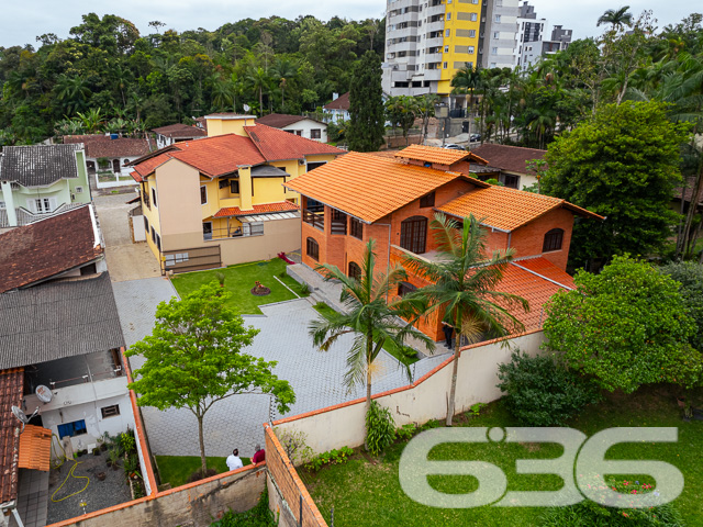 BAIRRO ANITA GARIBALDI: CASA ESTILO GERMÂNICO COM JARDIM EXUBERANTE - ESTUDA PERMUTA

Descubra a elegância e o conforto nesta deslumbrante casa de tijolos à vista no bairro Anita Garibaldi. Com uma área construída de 285,57m² averbados em um terreno de 605m², este imóvel oferece um estilo de vida inigualável. A casa conta com 3 dormitórios, 2 suítes, 2 banheiros, 2 garagens cobertas e 2 descobertas, além de um belíssimo jardim que eleva a experiência de morar bem.

ESPAÇOS QUE ENCANTAM:
A casa é composta por 5 dormitórios aconchegantes, sendo 2 suítes que oferecem privacidade e conforto. A sala de estar é o espaço perfeito para momentos de relaxamento e a cozinha prática torna cada refeição uma experiência única. O home office oferece o ambiente ideal para o trabalho remoto, enquanto a área de serviço completa o pacote.

SEGURANÇA E COMODIDADE:
O imóvel é totalmente seguro, com portão eletrônico, interfone, alarme e cerca elétrica, garantindo sua tranquilidade.

LOCALIZAÇÃO PRIVILEGIADA:
Anita Garibaldi é um bairro repleto de conveniências, desde shopping centers a escolas e hospitais, tornando sua vida mais prática e agradável.

A EXCELÊNCIA DA 636 NEGÓCIOS IMOBILIÁRIOS:
Com mais de 30 anos de experiência, a 636 Negócios Imobiliários é sua escolha certa para uma transação imobiliária segura e eficiente.
Telefone: (47) 3451-0636
WhatsApp: (47) 99190-0636