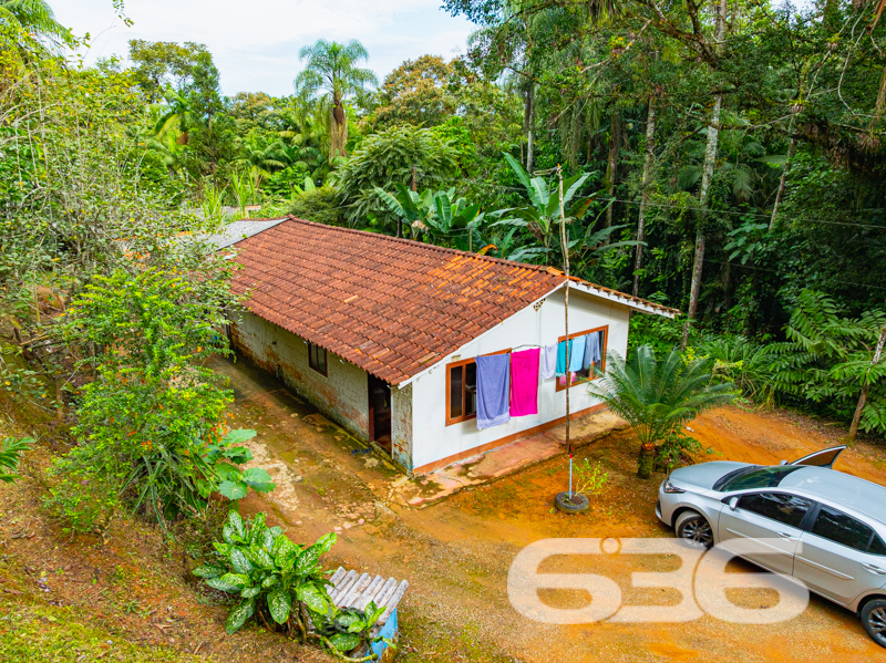Amplo terreno com mais de 5.000 m² em Joinville: liberdade, natureza e múltiplas possibilidades!

Se você procura um imóvel com ampla área de terreno, cercado pela natureza e com muito potencial de aproveitamento, esta é a oportunidade ideal!

Localizada no bairro Santa Catarina, em Joinville/SC, esta residência térrea padrão oferece um terreno espetacular com mais de 5.000 m² — um verdadeiro refúgio de tranquilidade e privacidade em meio ao verde. A propriedade está situada em uma rua tranquila, com acesso facilitado às principais vias da região, próximo a escolas, transporte público, hospitais e serviços essenciais.

A casa principal, conta com 119 m² de área, distribuída em ambientes simples, mas funcionais, que oferecem conforto e praticidade. São 2 dormitórios, 2 banheiros, sala de estar, cozinha, varanda e espaços multifuncionais. O imóvel possui forro em PVC, piso cerâmico e está pronto para morar, podendo também ser reformado ou ampliado conforme a sua necessidade.

Com área total de 5.022 m², permite cultivo, criação de animais, construção de novas edificações, áreas de lazer ou ainda a implantação de um projeto mais ambicioso como pousada, espaço de eventos ou residência multifamiliar — tudo isso em uma localização que une contato com a natureza e praticidade urbana.

Na área externa, destaque para o gazebo rústico cercado por plantas e o amplo espaço gramado com jardim, que oferece uma vista encantadora do entorno natural. Há ainda garagem coberta e espaço para pelo menos mais 4 veículos, portão eletrônico, área de serviço e a possibilidade de manter animais domésticos com muito conforto.

Se você valoriza liberdade, espaço e tranquilidade, venha conhecer este imóvel com grande potencial de valorização.

636 Negócios Imobiliários – só se constrói uma grande empresa com grandes pessoas.
 
636 NEGÓCIOS IMOBILIÁRIOS: A SUA MELHOR ESCOLHA
Com mais de 30 anos de experiência, a 636 Negócios Imobiliários é sua parceira ideal para encontrar o imóvel perfeito. Estamos prontos para ajudá-lo a fazer deste imóvel o seu novo lar.
 
Telefone: (47) 3451-0636
WhatsApp: (47) 99190-0636
 
Não perca esta oportunidade única. Visite nosso site para mais informações: i636.com.br