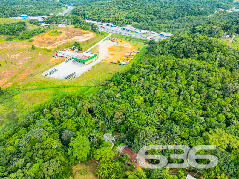 Amplo terreno com mais de 5.000 m² em Joinville: liberdade, natureza e múltiplas possibilidades!

Se você procura um imóvel com ampla área de terreno, cercado pela natureza e com muito potencial de aproveitamento, esta é a oportunidade ideal!

Localizada no bairro Santa Catarina, em Joinville/SC, esta residência térrea padrão oferece um terreno espetacular com mais de 5.000 m² — um verdadeiro refúgio de tranquilidade e privacidade em meio ao verde. A propriedade está situada em uma rua tranquila, com acesso facilitado às principais vias da região, próximo a escolas, transporte público, hospitais e serviços essenciais.

A casa principal, conta com 119 m² de área, distribuída em ambientes simples, mas funcionais, que oferecem conforto e praticidade. São 2 dormitórios, 2 banheiros, sala de estar, cozinha, varanda e espaços multifuncionais. O imóvel possui forro em PVC, piso cerâmico e está pronto para morar, podendo também ser reformado ou ampliado conforme a sua necessidade.

Com área total de 5.022 m², permite cultivo, criação de animais, construção de novas edificações, áreas de lazer ou ainda a implantação de um projeto mais ambicioso como pousada, espaço de eventos ou residência multifamiliar — tudo isso em uma localização que une contato com a natureza e praticidade urbana.

Na área externa, destaque para o gazebo rústico cercado por plantas e o amplo espaço gramado com jardim, que oferece uma vista encantadora do entorno natural. Há ainda garagem coberta e espaço para pelo menos mais 4 veículos, portão eletrônico, área de serviço e a possibilidade de manter animais domésticos com muito conforto.

Se você valoriza liberdade, espaço e tranquilidade, venha conhecer este imóvel com grande potencial de valorização.

636 Negócios Imobiliários – só se constrói uma grande empresa com grandes pessoas.
 
636 NEGÓCIOS IMOBILIÁRIOS: A SUA MELHOR ESCOLHA
Com mais de 30 anos de experiência, a 636 Negócios Imobiliários é sua parceira ideal para encontrar o imóvel perfeito. Estamos prontos para ajudá-lo a fazer deste imóvel o seu novo lar.
 
Telefone: (47) 3451-0636
WhatsApp: (47) 99190-0636
 
Não perca esta oportunidade única. Visite nosso site para mais informações: i636.com.br
