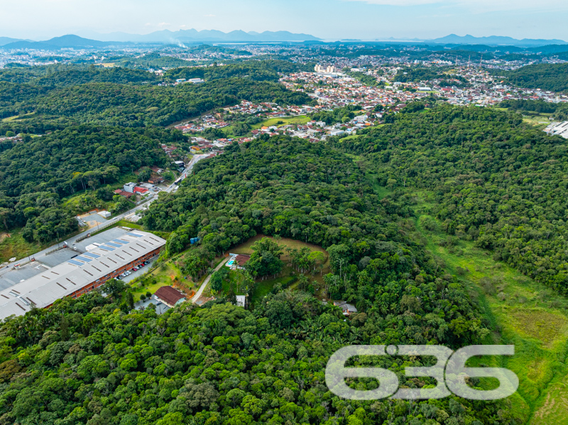 Amplo terreno com mais de 5.000 m² em Joinville: liberdade, natureza e múltiplas possibilidades!

Se você procura um imóvel com ampla área de terreno, cercado pela natureza e com muito potencial de aproveitamento, esta é a oportunidade ideal!

Localizada no bairro Santa Catarina, em Joinville/SC, esta residência térrea padrão oferece um terreno espetacular com mais de 5.000 m² — um verdadeiro refúgio de tranquilidade e privacidade em meio ao verde. A propriedade está situada em uma rua tranquila, com acesso facilitado às principais vias da região, próximo a escolas, transporte público, hospitais e serviços essenciais.

A casa principal, conta com 119 m² de área, distribuída em ambientes simples, mas funcionais, que oferecem conforto e praticidade. São 2 dormitórios, 2 banheiros, sala de estar, cozinha, varanda e espaços multifuncionais. O imóvel possui forro em PVC, piso cerâmico e está pronto para morar, podendo também ser reformado ou ampliado conforme a sua necessidade.

Com área total de 5.022 m², permite cultivo, criação de animais, construção de novas edificações, áreas de lazer ou ainda a implantação de um projeto mais ambicioso como pousada, espaço de eventos ou residência multifamiliar — tudo isso em uma localização que une contato com a natureza e praticidade urbana.

Na área externa, destaque para o gazebo rústico cercado por plantas e o amplo espaço gramado com jardim, que oferece uma vista encantadora do entorno natural. Há ainda garagem coberta e espaço para pelo menos mais 4 veículos, portão eletrônico, área de serviço e a possibilidade de manter animais domésticos com muito conforto.

Se você valoriza liberdade, espaço e tranquilidade, venha conhecer este imóvel com grande potencial de valorização.

636 Negócios Imobiliários – só se constrói uma grande empresa com grandes pessoas.
 
636 NEGÓCIOS IMOBILIÁRIOS: A SUA MELHOR ESCOLHA
Com mais de 30 anos de experiência, a 636 Negócios Imobiliários é sua parceira ideal para encontrar o imóvel perfeito. Estamos prontos para ajudá-lo a fazer deste imóvel o seu novo lar.
 
Telefone: (47) 3451-0636
WhatsApp: (47) 99190-0636
 
Não perca esta oportunidade única. Visite nosso site para mais informações: i636.com.br
