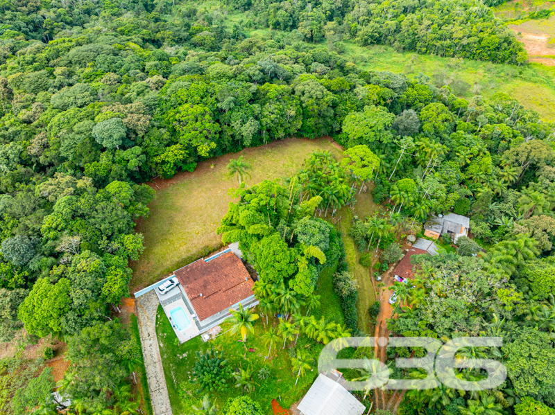 Amplo terreno com mais de 5.000 m² em Joinville: liberdade, natureza e múltiplas possibilidades!

Se você procura um imóvel com ampla área de terreno, cercado pela natureza e com muito potencial de aproveitamento, esta é a oportunidade ideal!

Localizada no bairro Santa Catarina, em Joinville/SC, esta residência térrea padrão oferece um terreno espetacular com mais de 5.000 m² — um verdadeiro refúgio de tranquilidade e privacidade em meio ao verde. A propriedade está situada em uma rua tranquila, com acesso facilitado às principais vias da região, próximo a escolas, transporte público, hospitais e serviços essenciais.

A casa principal, conta com 119 m² de área, distribuída em ambientes simples, mas funcionais, que oferecem conforto e praticidade. São 2 dormitórios, 2 banheiros, sala de estar, cozinha, varanda e espaços multifuncionais. O imóvel possui forro em PVC, piso cerâmico e está pronto para morar, podendo também ser reformado ou ampliado conforme a sua necessidade.

Com área total de 5.022 m², permite cultivo, criação de animais, construção de novas edificações, áreas de lazer ou ainda a implantação de um projeto mais ambicioso como pousada, espaço de eventos ou residência multifamiliar — tudo isso em uma localização que une contato com a natureza e praticidade urbana.

Na área externa, destaque para o gazebo rústico cercado por plantas e o amplo espaço gramado com jardim, que oferece uma vista encantadora do entorno natural. Há ainda garagem coberta e espaço para pelo menos mais 4 veículos, portão eletrônico, área de serviço e a possibilidade de manter animais domésticos com muito conforto.

Se você valoriza liberdade, espaço e tranquilidade, venha conhecer este imóvel com grande potencial de valorização.

636 Negócios Imobiliários – só se constrói uma grande empresa com grandes pessoas.
 
636 NEGÓCIOS IMOBILIÁRIOS: A SUA MELHOR ESCOLHA
Com mais de 30 anos de experiência, a 636 Negócios Imobiliários é sua parceira ideal para encontrar o imóvel perfeito. Estamos prontos para ajudá-lo a fazer deste imóvel o seu novo lar.
 
Telefone: (47) 3451-0636
WhatsApp: (47) 99190-0636
 
Não perca esta oportunidade única. Visite nosso site para mais informações: i636.com.br