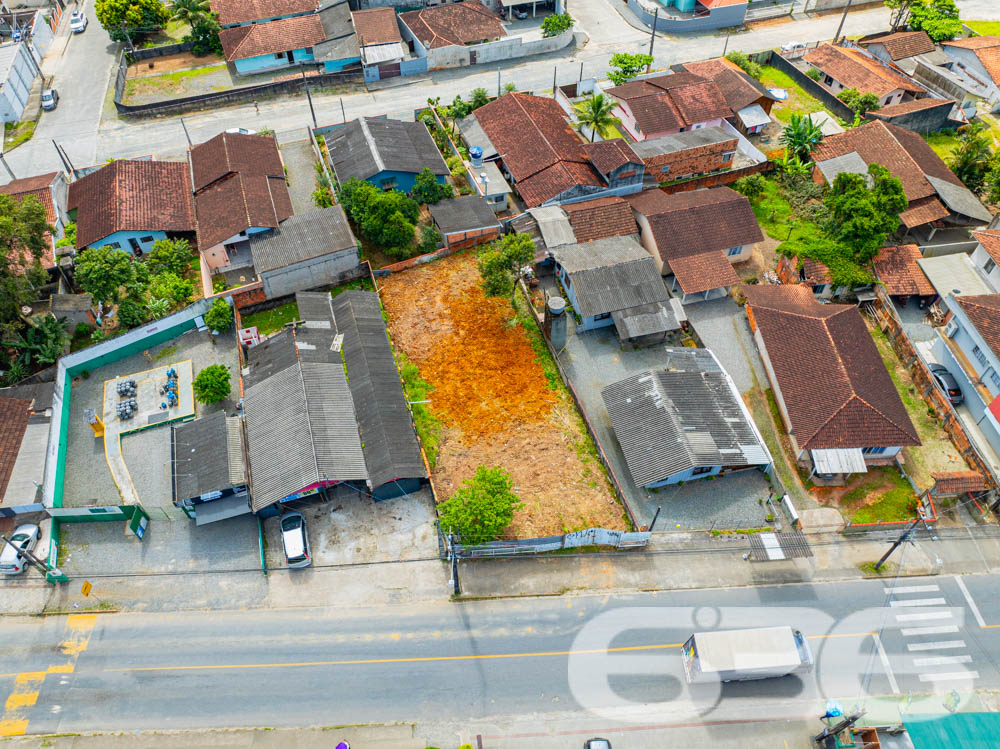 Exclusividade em Jarivatuba: Terreno Plano com Localização Privilegiada em Joinville, SC
Apresentamos uma oportunidade única para você que deseja construir o futuro em uma localização estratégica e com grande potencial de valorização em Joinville, SC. Localizado no coração de Jarivatuba, este terreno de 448m² oferece um ambiente ideal para o desenvolvimento de projetos residenciais ou comerciais.
Localização: Rua pavimentada com fácil acesso a todas as conveniências da cidade, estando próximo a mercados, escolas e parques.
Potencial do Local: A região de Jarivatuba é conhecida pelo seu rápido crescimento e valorização constante, tornando este terreno uma escolha inteligente para investidores e construtores. O entorno é caracterizado por uma vizinhança acolhedora e infraestrutura completa, ideal para quem busca comodidade e qualidade de vida.
As fotos anexas destacam a localização privilegiada do terreno, situado em uma área com desenvolvimento urbano consistente e acesso facilitado aos principais pontos da cidade. Este terreno não é apenas um espaço, mas um ponto de partida para um projeto de sucesso.
Investimento Seguro e Valorizado: Adquirir este terreno em Jarivatuba é garantir um investimento seguro com retorno promissor. Joinville é uma cidade em constante expansão e desenvolvimento econômico, conhecida por atrair novos negócios e oferecer excelente qualidade de vida.
Não perca a chance de ver seu projeto tomar forma em um dos locais mais cobiçados de Joinville. Entre em contato hoje mesmo para mais informações e agende uma visita ao local. Imagine as possibilidades e veja seu futuro se construir aqui, no coração de Jarivatuba!
Para mais detalhes, contate a 636 Negócios Imobiliários, e descubra como fácil pode ser realizar o seu sonho ou expandir seus investimentos com a gente!
636 NEGÓCIOS IMOBILIÁRIOS: A SUA MELHOR ESCOLHA
Com mais de 30 anos de experiência, a 636 Negócios Imobiliários é sua parceira ideal para encontrar o imóvel perfeito. Estamos prontos para ajudá-lo a fazer deste imóvel o seu novo lar.
Telefone: (47) 3451-0636
WhatsApp: (47) 99190-0636
Não perca esta oportunidade única. Visite nosso site para mais informações: i636.com.br