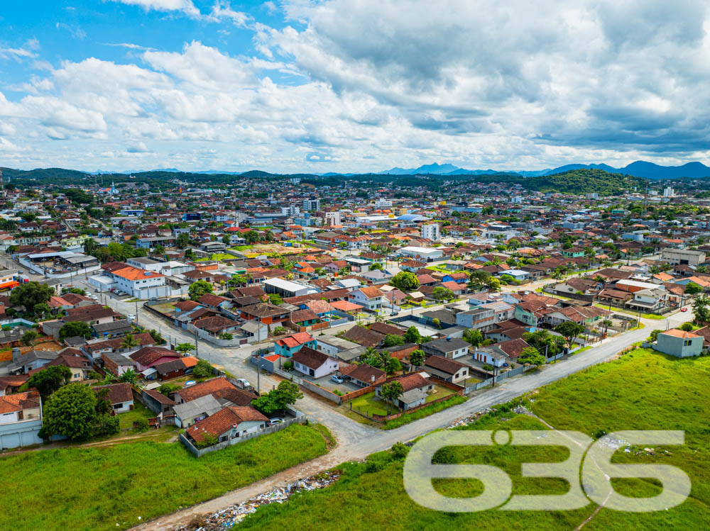 Exclusividade em Jarivatuba: Terreno Plano com Localização Privilegiada em Joinville, SC
Apresentamos uma oportunidade única para você que deseja construir o futuro em uma localização estratégica e com grande potencial de valorização em Joinville, SC. Localizado no coração de Jarivatuba, este terreno de 448m² oferece um ambiente ideal para o desenvolvimento de projetos residenciais ou comerciais.
Localização: Rua pavimentada com fácil acesso a todas as conveniências da cidade, estando próximo a mercados, escolas e parques.
Potencial do Local: A região de Jarivatuba é conhecida pelo seu rápido crescimento e valorização constante, tornando este terreno uma escolha inteligente para investidores e construtores. O entorno é caracterizado por uma vizinhança acolhedora e infraestrutura completa, ideal para quem busca comodidade e qualidade de vida.
As fotos anexas destacam a localização privilegiada do terreno, situado em uma área com desenvolvimento urbano consistente e acesso facilitado aos principais pontos da cidade. Este terreno não é apenas um espaço, mas um ponto de partida para um projeto de sucesso.
Investimento Seguro e Valorizado: Adquirir este terreno em Jarivatuba é garantir um investimento seguro com retorno promissor. Joinville é uma cidade em constante expansão e desenvolvimento econômico, conhecida por atrair novos negócios e oferecer excelente qualidade de vida.
Não perca a chance de ver seu projeto tomar forma em um dos locais mais cobiçados de Joinville. Entre em contato hoje mesmo para mais informações e agende uma visita ao local. Imagine as possibilidades e veja seu futuro se construir aqui, no coração de Jarivatuba!
Para mais detalhes, contate a 636 Negócios Imobiliários, e descubra como fácil pode ser realizar o seu sonho ou expandir seus investimentos com a gente!
636 NEGÓCIOS IMOBILIÁRIOS: A SUA MELHOR ESCOLHA
Com mais de 30 anos de experiência, a 636 Negócios Imobiliários é sua parceira ideal para encontrar o imóvel perfeito. Estamos prontos para ajudá-lo a fazer deste imóvel o seu novo lar.
Telefone: (47) 3451-0636
WhatsApp: (47) 99190-0636
Não perca esta oportunidade única. Visite nosso site para mais informações: i636.com.br