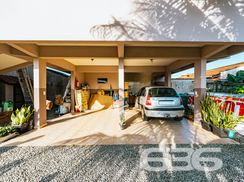 **Magnífico Sobrado à Venda em Joinville - Oportunidade Única na Região!**
Se você está em busca de um imóvel moderno, espaçoso e em uma das melhores localizações de Joinville, SC, não pode deixar de conhecer este magnífico sobrado no bairro Itaum. Construído em 2021, ele oferece um design contemporâneo combinado com conforto e praticidade, ideal para quem deseja viver bem com a sua família.
Ao adentrar neste impressionante sobrado de 406,95m² de área construída, não há como não se encantar com cada detalhe pensado para proporcionar bem-estar e sofisticação. Com uma disposição interna cuidadosamente planejada, a residência dispõe de 4 amplos dormitórios, incluindo uma suíte, perfeita para proporcionar privacidade e conforto. A presença de 4 banheiros assegura comodidade para toda a família e visitantes.
A casa conta com 2 garagens cobertas e mais 4 vagas descobertas, oferecendo amplo espaço para estacionar veículos com segurança. Nos momentos de lazer, o jardim privado e a churrasqueira proporcionam o ambiente ideal para reunir amigos e familiares.
O sobrado é equipado com alarme e uma conexão super rápida de internet por fibra, garantindo segurança e comodidade para todas as suas atividades online. As duas salas de estar oferecem espaço e versatilidade para decoração e aproveitamento dos ambientes, enquanto a sala de estudo é o espaço reservado para concentração e produtividade diária. Além disso, o imóvel fica perto de vias de acesso, escolas, transporte público e serviços essenciais, facilitando a rotina diária da família.
A cozinha é completamente equipada com móveis planejados, que permanecem no imóvel, otimizando espaço e oferecendo um ambiente funcional e elegante para suas atividades culinárias. A sacada é um diferencial que harmoniza o espaço com a luz natural, criando um ambiente aconchegante e perfeito para relaxar.
Localizado em uma rua pavimentada, o terreno tem dimensões generosas de 540,00m², dando ainda maior valor a esta joia do setor imobiliário. Com face norte e topografia plana, o imóvel recebe luz natural durante todo o dia, tornando os ambientes mais arejados e confortáveis.
Não deixe passar essa oportunidade única de viver com estilo e conforto. Entre em contato com a 636 Negócios Imobiliários e agende uma visita. Com mais de 30 anos de experiência no mercado, oferecemos a consultoria ideal para você encontrar o lar perfeito.
Para mais informações, acesse nosso site i636.com.br ou ligue para (47) 3451-0636. Também estamos disponíveis pelo WhatsApp (47) 99190-0636. Estamos ansiosos para ajudá-lo a dar o próximo passo rumo à sua nova casa!