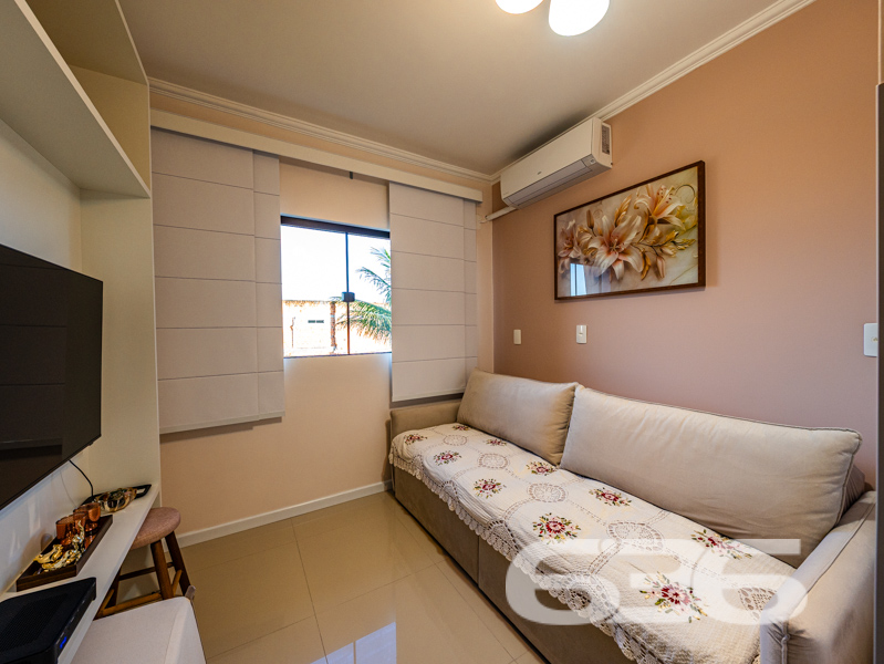 **Magnífico Sobrado à Venda em Joinville - Oportunidade Única na Região!**
Se você está em busca de um imóvel moderno, espaçoso e em uma das melhores localizações de Joinville, SC, não pode deixar de conhecer este magnífico sobrado no bairro Itaum. Construído em 2021, ele oferece um design contemporâneo combinado com conforto e praticidade, ideal para quem deseja viver bem com a sua família.
Ao adentrar neste impressionante sobrado de 406,95m² de área construída, não há como não se encantar com cada detalhe pensado para proporcionar bem-estar e sofisticação. Com uma disposição interna cuidadosamente planejada, a residência dispõe de 4 amplos dormitórios, incluindo uma suíte, perfeita para proporcionar privacidade e conforto. A presença de 4 banheiros assegura comodidade para toda a família e visitantes.
A casa conta com 2 garagens cobertas e mais 4 vagas descobertas, oferecendo amplo espaço para estacionar veículos com segurança. Nos momentos de lazer, o jardim privado e a churrasqueira proporcionam o ambiente ideal para reunir amigos e familiares.
O sobrado é equipado com alarme e uma conexão super rápida de internet por fibra, garantindo segurança e comodidade para todas as suas atividades online. As duas salas de estar oferecem espaço e versatilidade para decoração e aproveitamento dos ambientes, enquanto a sala de estudo é o espaço reservado para concentração e produtividade diária. Além disso, o imóvel fica perto de vias de acesso, escolas, transporte público e serviços essenciais, facilitando a rotina diária da família.
A cozinha é completamente equipada com móveis planejados, que permanecem no imóvel, otimizando espaço e oferecendo um ambiente funcional e elegante para suas atividades culinárias. A sacada é um diferencial que harmoniza o espaço com a luz natural, criando um ambiente aconchegante e perfeito para relaxar.
Localizado em uma rua pavimentada, o terreno tem dimensões generosas de 540,00m², dando ainda maior valor a esta joia do setor imobiliário. Com face norte e topografia plana, o imóvel recebe luz natural durante todo o dia, tornando os ambientes mais arejados e confortáveis.
Não deixe passar essa oportunidade única de viver com estilo e conforto. Entre em contato com a 636 Negócios Imobiliários e agende uma visita. Com mais de 30 anos de experiência no mercado, oferecemos a consultoria ideal para você encontrar o lar perfeito.
Para mais informações, acesse nosso site i636.com.br ou ligue para (47) 3451-0636. Também estamos disponíveis pelo WhatsApp (47) 99190-0636. Estamos ansiosos para ajudá-lo a dar o próximo passo rumo à sua nova casa!