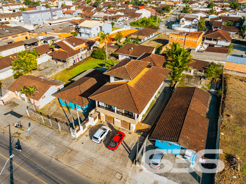**Magnífico Sobrado à Venda em Joinville - Oportunidade Única na Região!**
Se você está em busca de um imóvel moderno, espaçoso e em uma das melhores localizações de Joinville, SC, não pode deixar de conhecer este magnífico sobrado no bairro Itaum. Construído em 2021, ele oferece um design contemporâneo combinado com conforto e praticidade, ideal para quem deseja viver bem com a sua família.
Ao adentrar neste impressionante sobrado de 406,95m² de área construída, não há como não se encantar com cada detalhe pensado para proporcionar bem-estar e sofisticação. Com uma disposição interna cuidadosamente planejada, a residência dispõe de 4 amplos dormitórios, incluindo uma suíte, perfeita para proporcionar privacidade e conforto. A presença de 4 banheiros assegura comodidade para toda a família e visitantes.
A casa conta com 2 garagens cobertas e mais 4 vagas descobertas, oferecendo amplo espaço para estacionar veículos com segurança. Nos momentos de lazer, o jardim privado e a churrasqueira proporcionam o ambiente ideal para reunir amigos e familiares.
O sobrado é equipado com alarme e uma conexão super rápida de internet por fibra, garantindo segurança e comodidade para todas as suas atividades online. As duas salas de estar oferecem espaço e versatilidade para decoração e aproveitamento dos ambientes, enquanto a sala de estudo é o espaço reservado para concentração e produtividade diária. Além disso, o imóvel fica perto de vias de acesso, escolas, transporte público e serviços essenciais, facilitando a rotina diária da família.
A cozinha é completamente equipada com móveis planejados, que permanecem no imóvel, otimizando espaço e oferecendo um ambiente funcional e elegante para suas atividades culinárias. A sacada é um diferencial que harmoniza o espaço com a luz natural, criando um ambiente aconchegante e perfeito para relaxar.
Localizado em uma rua pavimentada, o terreno tem dimensões generosas de 540,00m², dando ainda maior valor a esta joia do setor imobiliário. Com face norte e topografia plana, o imóvel recebe luz natural durante todo o dia, tornando os ambientes mais arejados e confortáveis.
Não deixe passar essa oportunidade única de viver com estilo e conforto. Entre em contato com a 636 Negócios Imobiliários e agende uma visita. Com mais de 30 anos de experiência no mercado, oferecemos a consultoria ideal para você encontrar o lar perfeito.
Para mais informações, acesse nosso site i636.com.br ou ligue para (47) 3451-0636. Também estamos disponíveis pelo WhatsApp (47) 99190-0636. Estamos ansiosos para ajudá-lo a dar o próximo passo rumo à sua nova casa!