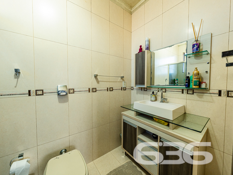 **Magnífico Sobrado à Venda em Joinville - Oportunidade Única na Região!**
Se você está em busca de um imóvel moderno, espaçoso e em uma das melhores localizações de Joinville, SC, não pode deixar de conhecer este magnífico sobrado no bairro Itaum. Construído em 2021, ele oferece um design contemporâneo combinado com conforto e praticidade, ideal para quem deseja viver bem com a sua família.
Ao adentrar neste impressionante sobrado de 406,95m² de área construída, não há como não se encantar com cada detalhe pensado para proporcionar bem-estar e sofisticação. Com uma disposição interna cuidadosamente planejada, a residência dispõe de 4 amplos dormitórios, incluindo uma suíte, perfeita para proporcionar privacidade e conforto. A presença de 4 banheiros assegura comodidade para toda a família e visitantes.
A casa conta com 2 garagens cobertas e mais 4 vagas descobertas, oferecendo amplo espaço para estacionar veículos com segurança. Nos momentos de lazer, o jardim privado e a churrasqueira proporcionam o ambiente ideal para reunir amigos e familiares.
O sobrado é equipado com alarme e uma conexão super rápida de internet por fibra, garantindo segurança e comodidade para todas as suas atividades online. As duas salas de estar oferecem espaço e versatilidade para decoração e aproveitamento dos ambientes, enquanto a sala de estudo é o espaço reservado para concentração e produtividade diária. Além disso, o imóvel fica perto de vias de acesso, escolas, transporte público e serviços essenciais, facilitando a rotina diária da família.
A cozinha é completamente equipada com móveis planejados, que permanecem no imóvel, otimizando espaço e oferecendo um ambiente funcional e elegante para suas atividades culinárias. A sacada é um diferencial que harmoniza o espaço com a luz natural, criando um ambiente aconchegante e perfeito para relaxar.
Localizado em uma rua pavimentada, o terreno tem dimensões generosas de 540,00m², dando ainda maior valor a esta joia do setor imobiliário. Com face norte e topografia plana, o imóvel recebe luz natural durante todo o dia, tornando os ambientes mais arejados e confortáveis.
Não deixe passar essa oportunidade única de viver com estilo e conforto. Entre em contato com a 636 Negócios Imobiliários e agende uma visita. Com mais de 30 anos de experiência no mercado, oferecemos a consultoria ideal para você encontrar o lar perfeito.
Para mais informações, acesse nosso site i636.com.br ou ligue para (47) 3451-0636. Também estamos disponíveis pelo WhatsApp (47) 99190-0636. Estamos ansiosos para ajudá-lo a dar o próximo passo rumo à sua nova casa!