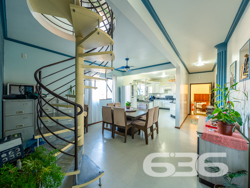 **Magnífico Sobrado à Venda em Joinville - Oportunidade Única na Região!**
Se você está em busca de um imóvel moderno, espaçoso e em uma das melhores localizações de Joinville, SC, não pode deixar de conhecer este magnífico sobrado no bairro Itaum. Construído em 2021, ele oferece um design contemporâneo combinado com conforto e praticidade, ideal para quem deseja viver bem com a sua família.
Ao adentrar neste impressionante sobrado de 406,95m² de área construída, não há como não se encantar com cada detalhe pensado para proporcionar bem-estar e sofisticação. Com uma disposição interna cuidadosamente planejada, a residência dispõe de 4 amplos dormitórios, incluindo uma suíte, perfeita para proporcionar privacidade e conforto. A presença de 4 banheiros assegura comodidade para toda a família e visitantes.
A casa conta com 2 garagens cobertas e mais 4 vagas descobertas, oferecendo amplo espaço para estacionar veículos com segurança. Nos momentos de lazer, o jardim privado e a churrasqueira proporcionam o ambiente ideal para reunir amigos e familiares.
O sobrado é equipado com alarme e uma conexão super rápida de internet por fibra, garantindo segurança e comodidade para todas as suas atividades online. As duas salas de estar oferecem espaço e versatilidade para decoração e aproveitamento dos ambientes, enquanto a sala de estudo é o espaço reservado para concentração e produtividade diária. Além disso, o imóvel fica perto de vias de acesso, escolas, transporte público e serviços essenciais, facilitando a rotina diária da família.
A cozinha é completamente equipada com móveis planejados, que permanecem no imóvel, otimizando espaço e oferecendo um ambiente funcional e elegante para suas atividades culinárias. A sacada é um diferencial que harmoniza o espaço com a luz natural, criando um ambiente aconchegante e perfeito para relaxar.
Localizado em uma rua pavimentada, o terreno tem dimensões generosas de 540,00m², dando ainda maior valor a esta joia do setor imobiliário. Com face norte e topografia plana, o imóvel recebe luz natural durante todo o dia, tornando os ambientes mais arejados e confortáveis.
Não deixe passar essa oportunidade única de viver com estilo e conforto. Entre em contato com a 636 Negócios Imobiliários e agende uma visita. Com mais de 30 anos de experiência no mercado, oferecemos a consultoria ideal para você encontrar o lar perfeito.
Para mais informações, acesse nosso site i636.com.br ou ligue para (47) 3451-0636. Também estamos disponíveis pelo WhatsApp (47) 99190-0636. Estamos ansiosos para ajudá-lo a dar o próximo passo rumo à sua nova casa!