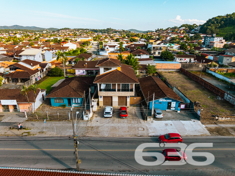 **Magnífico Sobrado à Venda em Joinville - Oportunidade Única na Região!**
Se você está em busca de um imóvel moderno, espaçoso e em uma das melhores localizações de Joinville, SC, não pode deixar de conhecer este magnífico sobrado no bairro Itaum. Construído em 2021, ele oferece um design contemporâneo combinado com conforto e praticidade, ideal para quem deseja viver bem com a sua família.
Ao adentrar neste impressionante sobrado de 406,95m² de área construída, não há como não se encantar com cada detalhe pensado para proporcionar bem-estar e sofisticação. Com uma disposição interna cuidadosamente planejada, a residência dispõe de 4 amplos dormitórios, incluindo uma suíte, perfeita para proporcionar privacidade e conforto. A presença de 4 banheiros assegura comodidade para toda a família e visitantes.
A casa conta com 2 garagens cobertas e mais 4 vagas descobertas, oferecendo amplo espaço para estacionar veículos com segurança. Nos momentos de lazer, o jardim privado e a churrasqueira proporcionam o ambiente ideal para reunir amigos e familiares.
O sobrado é equipado com alarme e uma conexão super rápida de internet por fibra, garantindo segurança e comodidade para todas as suas atividades online. As duas salas de estar oferecem espaço e versatilidade para decoração e aproveitamento dos ambientes, enquanto a sala de estudo é o espaço reservado para concentração e produtividade diária. Além disso, o imóvel fica perto de vias de acesso, escolas, transporte público e serviços essenciais, facilitando a rotina diária da família.
A cozinha é completamente equipada com móveis planejados, que permanecem no imóvel, otimizando espaço e oferecendo um ambiente funcional e elegante para suas atividades culinárias. A sacada é um diferencial que harmoniza o espaço com a luz natural, criando um ambiente aconchegante e perfeito para relaxar.
Localizado em uma rua pavimentada, o terreno tem dimensões generosas de 540,00m², dando ainda maior valor a esta joia do setor imobiliário. Com face norte e topografia plana, o imóvel recebe luz natural durante todo o dia, tornando os ambientes mais arejados e confortáveis.
Não deixe passar essa oportunidade única de viver com estilo e conforto. Entre em contato com a 636 Negócios Imobiliários e agende uma visita. Com mais de 30 anos de experiência no mercado, oferecemos a consultoria ideal para você encontrar o lar perfeito.
Para mais informações, acesse nosso site i636.com.br ou ligue para (47) 3451-0636. Também estamos disponíveis pelo WhatsApp (47) 99190-0636. Estamos ansiosos para ajudá-lo a dar o próximo passo rumo à sua nova casa!