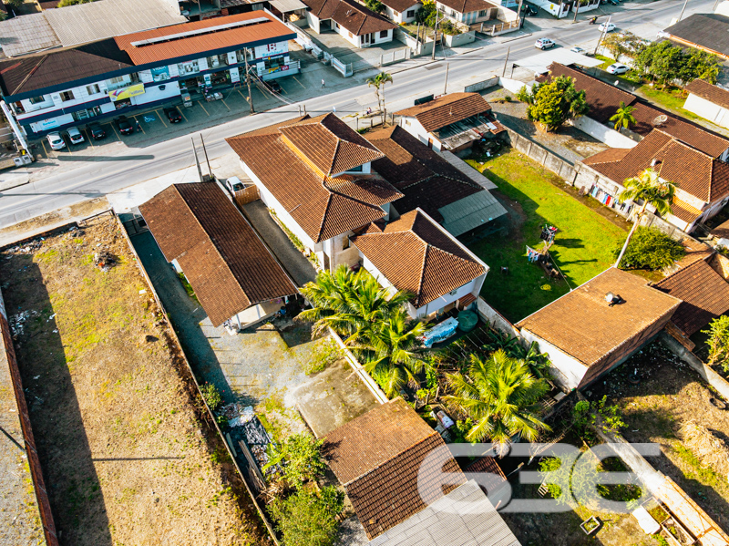 **Magnífico Sobrado à Venda em Joinville - Oportunidade Única na Região!**
Se você está em busca de um imóvel moderno, espaçoso e em uma das melhores localizações de Joinville, SC, não pode deixar de conhecer este magnífico sobrado no bairro Itaum. Construído em 2021, ele oferece um design contemporâneo combinado com conforto e praticidade, ideal para quem deseja viver bem com a sua família.
Ao adentrar neste impressionante sobrado de 406,95m² de área construída, não há como não se encantar com cada detalhe pensado para proporcionar bem-estar e sofisticação. Com uma disposição interna cuidadosamente planejada, a residência dispõe de 4 amplos dormitórios, incluindo uma suíte, perfeita para proporcionar privacidade e conforto. A presença de 4 banheiros assegura comodidade para toda a família e visitantes.
A casa conta com 2 garagens cobertas e mais 4 vagas descobertas, oferecendo amplo espaço para estacionar veículos com segurança. Nos momentos de lazer, o jardim privado e a churrasqueira proporcionam o ambiente ideal para reunir amigos e familiares.
O sobrado é equipado com alarme e uma conexão super rápida de internet por fibra, garantindo segurança e comodidade para todas as suas atividades online. As duas salas de estar oferecem espaço e versatilidade para decoração e aproveitamento dos ambientes, enquanto a sala de estudo é o espaço reservado para concentração e produtividade diária. Além disso, o imóvel fica perto de vias de acesso, escolas, transporte público e serviços essenciais, facilitando a rotina diária da família.
A cozinha é completamente equipada com móveis planejados, que permanecem no imóvel, otimizando espaço e oferecendo um ambiente funcional e elegante para suas atividades culinárias. A sacada é um diferencial que harmoniza o espaço com a luz natural, criando um ambiente aconchegante e perfeito para relaxar.
Localizado em uma rua pavimentada, o terreno tem dimensões generosas de 540,00m², dando ainda maior valor a esta joia do setor imobiliário. Com face norte e topografia plana, o imóvel recebe luz natural durante todo o dia, tornando os ambientes mais arejados e confortáveis.
Não deixe passar essa oportunidade única de viver com estilo e conforto. Entre em contato com a 636 Negócios Imobiliários e agende uma visita. Com mais de 30 anos de experiência no mercado, oferecemos a consultoria ideal para você encontrar o lar perfeito.
Para mais informações, acesse nosso site i636.com.br ou ligue para (47) 3451-0636. Também estamos disponíveis pelo WhatsApp (47) 99190-0636. Estamos ansiosos para ajudá-lo a dar o próximo passo rumo à sua nova casa!
