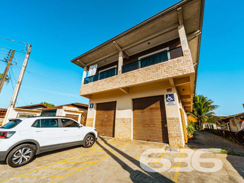**Magnífico Sobrado à Venda em Joinville - Oportunidade Única na Região!**
Se você está em busca de um imóvel moderno, espaçoso e em uma das melhores localizações de Joinville, SC, não pode deixar de conhecer este magnífico sobrado no bairro Itaum. Construído em 2021, ele oferece um design contemporâneo combinado com conforto e praticidade, ideal para quem deseja viver bem com a sua família.
Ao adentrar neste impressionante sobrado de 406,95m² de área construída, não há como não se encantar com cada detalhe pensado para proporcionar bem-estar e sofisticação. Com uma disposição interna cuidadosamente planejada, a residência dispõe de 4 amplos dormitórios, incluindo uma suíte, perfeita para proporcionar privacidade e conforto. A presença de 4 banheiros assegura comodidade para toda a família e visitantes.
A casa conta com 2 garagens cobertas e mais 4 vagas descobertas, oferecendo amplo espaço para estacionar veículos com segurança. Nos momentos de lazer, o jardim privado e a churrasqueira proporcionam o ambiente ideal para reunir amigos e familiares.
O sobrado é equipado com alarme e uma conexão super rápida de internet por fibra, garantindo segurança e comodidade para todas as suas atividades online. As duas salas de estar oferecem espaço e versatilidade para decoração e aproveitamento dos ambientes, enquanto a sala de estudo é o espaço reservado para concentração e produtividade diária. Além disso, o imóvel fica perto de vias de acesso, escolas, transporte público e serviços essenciais, facilitando a rotina diária da família.
A cozinha é completamente equipada com móveis planejados, que permanecem no imóvel, otimizando espaço e oferecendo um ambiente funcional e elegante para suas atividades culinárias. A sacada é um diferencial que harmoniza o espaço com a luz natural, criando um ambiente aconchegante e perfeito para relaxar.
Localizado em uma rua pavimentada, o terreno tem dimensões generosas de 540,00m², dando ainda maior valor a esta joia do setor imobiliário. Com face norte e topografia plana, o imóvel recebe luz natural durante todo o dia, tornando os ambientes mais arejados e confortáveis.
Não deixe passar essa oportunidade única de viver com estilo e conforto. Entre em contato com a 636 Negócios Imobiliários e agende uma visita. Com mais de 30 anos de experiência no mercado, oferecemos a consultoria ideal para você encontrar o lar perfeito.
Para mais informações, acesse nosso site i636.com.br ou ligue para (47) 3451-0636. Também estamos disponíveis pelo WhatsApp (47) 99190-0636. Estamos ansiosos para ajudá-lo a dar o próximo passo rumo à sua nova casa!