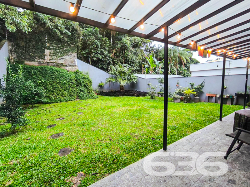 Sofisticação, privacidade e conforto no coração do Bairro Floresta – Joinville/SC
Encante-se com este magnífico sobrado à venda, com arquitetura moderna e acabamento de alto padrão, localizado em uma das regiões mais valorizadas de Joinville. Este imóvel surpreende pela elegância, funcionalidade e excelente aproveitamento dos espaços.
Com 175 m² de área, a residência está situada em terreno de 357 m², proporcionando uma fachada imponente e uma entrada arborizada que valoriza ainda mais sua arquitetura contemporânea.
A área social impressiona desde o primeiro momento: ambientes integrados de sala de estar, jantar e cozinha gourmet em conceito aberto, com pé-direito duplo, iluminação natural abundante e vista para um jardim privativo com paisagismo. Ideal para momentos inesquecíveis em família ou com amigos.
Composta por 3 suítes espaçosas, sendo uma delas com closet e um recanto reservado para leitura ou música, o pavimento superior oferece todo o conforto e tranquilidade. No térreo, um dormitório versátil pode ser usado como quarto de hóspedes ou home office. São 3 banheiros completos, além de despensa, lavanderia e área de serviço funcional.
Destaques adicionais:
* Móveis planejados na cozinha e embutidos em diversos ambientes
* Ar-condicionado instalado
* Varanda com redes e vista para área verde
* 2 vagas de garagem cobertas
* Sistema de segurança com portão eletrônico, interfone, muros altos e cerca elétrica
* Aceita animais
* Localização estratégica: a poucos metros da BR-101, com fácil acesso ao comércio local, escolas, hospitais, transporte público e shopping centers
Se você busca um imóvel pronto para morar, com requinte, segurança e privacidade, esta é a sua oportunidade. Agende agora sua visita com a 636 Negócios Imobiliários. Mais de 30 anos de experiência garantindo tranquilidade em cada negociação!
636 NEGÓCIOS IMOBILIÁRIOS: A SUA MELHOR ESCOLHA
Com mais de 30 anos de experiência, a 636 Negócios Imobiliários é sua parceira ideal para encontrar o imóvel perfeito. Estamos prontos para ajudá-lo a fazer deste imóvel o seu novo lar.
Telefone: (47) 3451-0636
WhatsApp: (47) 99190-0636
Não perca esta oportunidade única. Visite nosso site para mais informações: i636.com.br