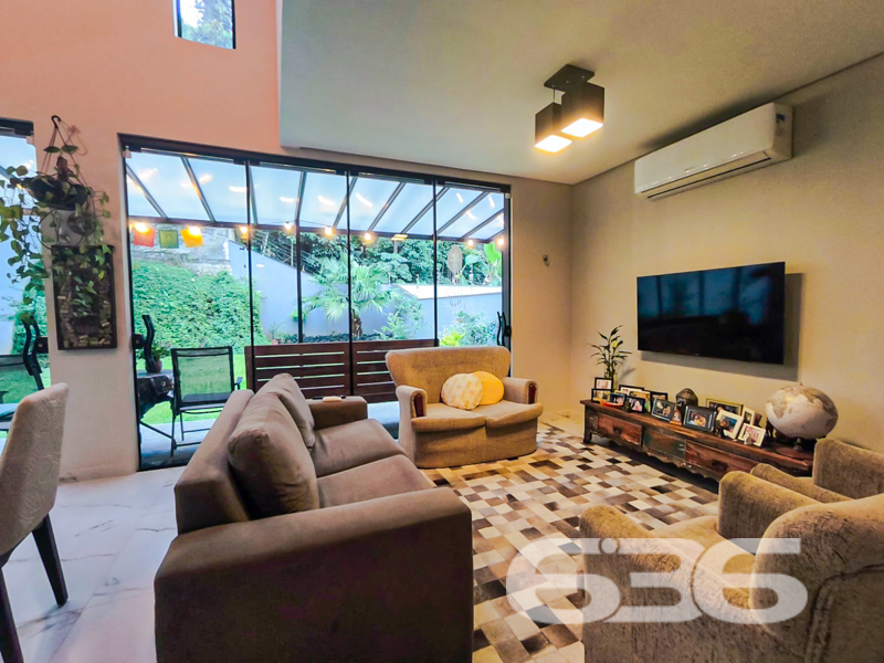 Sofisticação, privacidade e conforto no coração do Bairro Floresta – Joinville/SC
Encante-se com este magnífico sobrado à venda, com arquitetura moderna e acabamento de alto padrão, localizado em uma das regiões mais valorizadas de Joinville. Este imóvel surpreende pela elegância, funcionalidade e excelente aproveitamento dos espaços.
Com 175 m² de área, a residência está situada em terreno de 357 m², proporcionando uma fachada imponente e uma entrada arborizada que valoriza ainda mais sua arquitetura contemporânea.
A área social impressiona desde o primeiro momento: ambientes integrados de sala de estar, jantar e cozinha gourmet em conceito aberto, com pé-direito duplo, iluminação natural abundante e vista para um jardim privativo com paisagismo. Ideal para momentos inesquecíveis em família ou com amigos.
Composta por 3 suítes espaçosas, sendo uma delas com closet e um recanto reservado para leitura ou música, o pavimento superior oferece todo o conforto e tranquilidade. No térreo, um dormitório versátil pode ser usado como quarto de hóspedes ou home office. São 3 banheiros completos, além de despensa, lavanderia e área de serviço funcional.
Destaques adicionais:
* Móveis planejados na cozinha e embutidos em diversos ambientes
* Ar-condicionado instalado
* Varanda com redes e vista para área verde
* 2 vagas de garagem cobertas
* Sistema de segurança com portão eletrônico, interfone, muros altos e cerca elétrica
* Aceita animais
* Localização estratégica: a poucos metros da BR-101, com fácil acesso ao comércio local, escolas, hospitais, transporte público e shopping centers
Se você busca um imóvel pronto para morar, com requinte, segurança e privacidade, esta é a sua oportunidade. Agende agora sua visita com a 636 Negócios Imobiliários. Mais de 30 anos de experiência garantindo tranquilidade em cada negociação!
636 NEGÓCIOS IMOBILIÁRIOS: A SUA MELHOR ESCOLHA
Com mais de 30 anos de experiência, a 636 Negócios Imobiliários é sua parceira ideal para encontrar o imóvel perfeito. Estamos prontos para ajudá-lo a fazer deste imóvel o seu novo lar.
Telefone: (47) 3451-0636
WhatsApp: (47) 99190-0636
Não perca esta oportunidade única. Visite nosso site para mais informações: i636.com.br