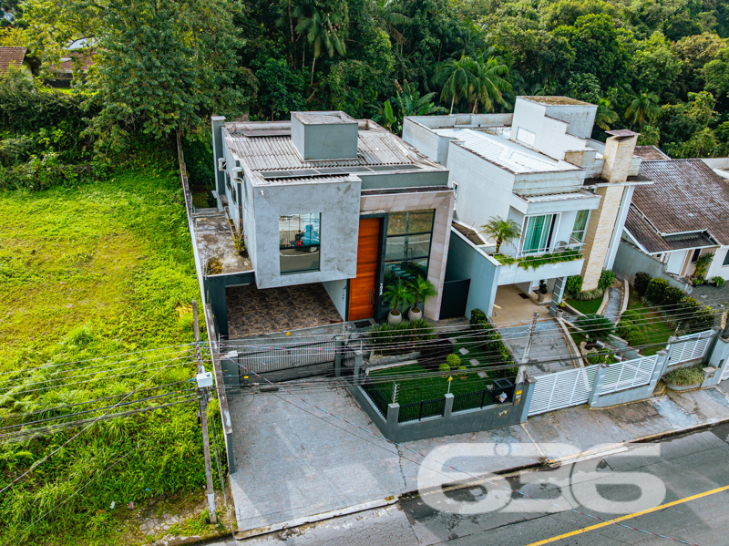 Sofisticação, privacidade e conforto no coração do Bairro Floresta – Joinville/SC
Encante-se com este magnífico sobrado à venda, com arquitetura moderna e acabamento de alto padrão, localizado em uma das regiões mais valorizadas de Joinville. Este imóvel surpreende pela elegância, funcionalidade e excelente aproveitamento dos espaços.
Com 175 m² de área, a residência está situada em terreno de 357 m², proporcionando uma fachada imponente e uma entrada arborizada que valoriza ainda mais sua arquitetura contemporânea.
A área social impressiona desde o primeiro momento: ambientes integrados de sala de estar, jantar e cozinha gourmet em conceito aberto, com pé-direito duplo, iluminação natural abundante e vista para um jardim privativo com paisagismo. Ideal para momentos inesquecíveis em família ou com amigos.
Composta por 3 suítes espaçosas, sendo uma delas com closet e um recanto reservado para leitura ou música, o pavimento superior oferece todo o conforto e tranquilidade. No térreo, um dormitório versátil pode ser usado como quarto de hóspedes ou home office. São 3 banheiros completos, além de despensa, lavanderia e área de serviço funcional.
Destaques adicionais:
* Móveis planejados na cozinha e embutidos em diversos ambientes
* Ar-condicionado instalado
* Varanda com redes e vista para área verde
* 2 vagas de garagem cobertas
* Sistema de segurança com portão eletrônico, interfone, muros altos e cerca elétrica
* Aceita animais
* Localização estratégica: a poucos metros da BR-101, com fácil acesso ao comércio local, escolas, hospitais, transporte público e shopping centers
Se você busca um imóvel pronto para morar, com requinte, segurança e privacidade, esta é a sua oportunidade. Agende agora sua visita com a 636 Negócios Imobiliários. Mais de 30 anos de experiência garantindo tranquilidade em cada negociação!
636 NEGÓCIOS IMOBILIÁRIOS: A SUA MELHOR ESCOLHA
Com mais de 30 anos de experiência, a 636 Negócios Imobiliários é sua parceira ideal para encontrar o imóvel perfeito. Estamos prontos para ajudá-lo a fazer deste imóvel o seu novo lar.
Telefone: (47) 3451-0636
WhatsApp: (47) 99190-0636
Não perca esta oportunidade única. Visite nosso site para mais informações: i636.com.br