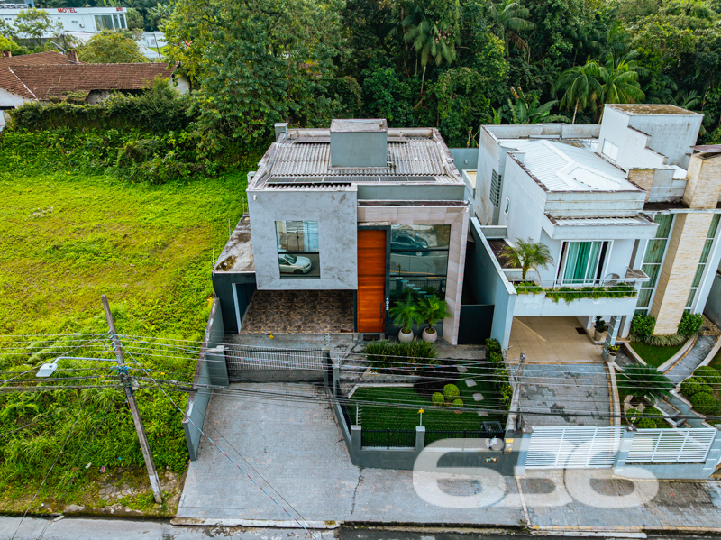 Sofisticação, privacidade e conforto no coração do Bairro Floresta – Joinville/SC
Encante-se com este magnífico sobrado à venda, com arquitetura moderna e acabamento de alto padrão, localizado em uma das regiões mais valorizadas de Joinville. Este imóvel surpreende pela elegância, funcionalidade e excelente aproveitamento dos espaços.
Com 175 m² de área, a residência está situada em terreno de 357 m², proporcionando uma fachada imponente e uma entrada arborizada que valoriza ainda mais sua arquitetura contemporânea.
A área social impressiona desde o primeiro momento: ambientes integrados de sala de estar, jantar e cozinha gourmet em conceito aberto, com pé-direito duplo, iluminação natural abundante e vista para um jardim privativo com paisagismo. Ideal para momentos inesquecíveis em família ou com amigos.
Composta por 3 suítes espaçosas, sendo uma delas com closet e um recanto reservado para leitura ou música, o pavimento superior oferece todo o conforto e tranquilidade. No térreo, um dormitório versátil pode ser usado como quarto de hóspedes ou home office. São 3 banheiros completos, além de despensa, lavanderia e área de serviço funcional.
Destaques adicionais:
* Móveis planejados na cozinha e embutidos em diversos ambientes
* Ar-condicionado instalado
* Varanda com redes e vista para área verde
* 2 vagas de garagem cobertas
* Sistema de segurança com portão eletrônico, interfone, muros altos e cerca elétrica
* Aceita animais
* Localização estratégica: a poucos metros da BR-101, com fácil acesso ao comércio local, escolas, hospitais, transporte público e shopping centers
Se você busca um imóvel pronto para morar, com requinte, segurança e privacidade, esta é a sua oportunidade. Agende agora sua visita com a 636 Negócios Imobiliários. Mais de 30 anos de experiência garantindo tranquilidade em cada negociação!
636 NEGÓCIOS IMOBILIÁRIOS: A SUA MELHOR ESCOLHA
Com mais de 30 anos de experiência, a 636 Negócios Imobiliários é sua parceira ideal para encontrar o imóvel perfeito. Estamos prontos para ajudá-lo a fazer deste imóvel o seu novo lar.
Telefone: (47) 3451-0636
WhatsApp: (47) 99190-0636
Não perca esta oportunidade única. Visite nosso site para mais informações: i636.com.br