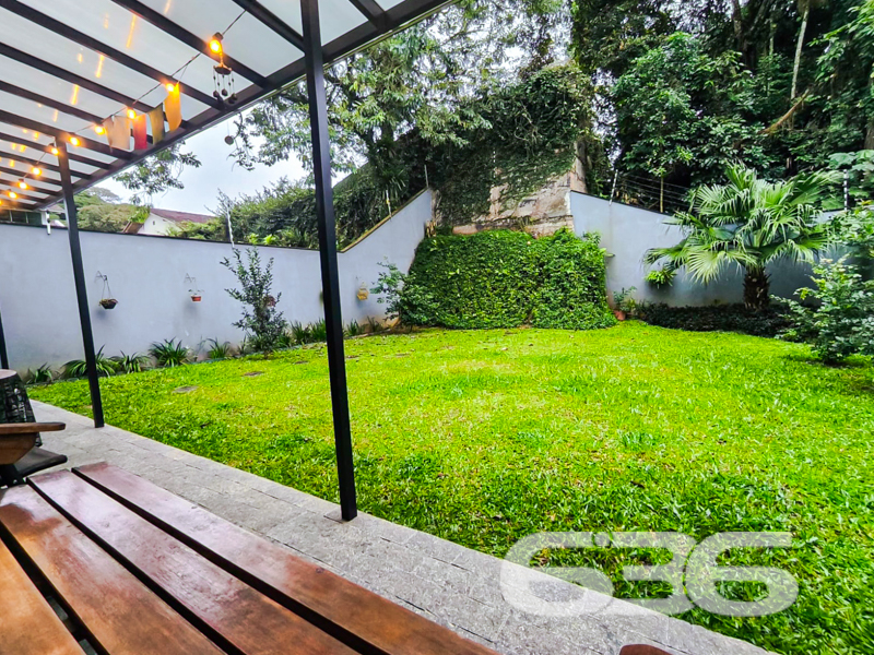 Sofisticação, privacidade e conforto no coração do Bairro Floresta – Joinville/SC
Encante-se com este magnífico sobrado à venda, com arquitetura moderna e acabamento de alto padrão, localizado em uma das regiões mais valorizadas de Joinville. Este imóvel surpreende pela elegância, funcionalidade e excelente aproveitamento dos espaços.
Com 175 m² de área, a residência está situada em terreno de 357 m², proporcionando uma fachada imponente e uma entrada arborizada que valoriza ainda mais sua arquitetura contemporânea.
A área social impressiona desde o primeiro momento: ambientes integrados de sala de estar, jantar e cozinha gourmet em conceito aberto, com pé-direito duplo, iluminação natural abundante e vista para um jardim privativo com paisagismo. Ideal para momentos inesquecíveis em família ou com amigos.
Composta por 3 suítes espaçosas, sendo uma delas com closet e um recanto reservado para leitura ou música, o pavimento superior oferece todo o conforto e tranquilidade. No térreo, um dormitório versátil pode ser usado como quarto de hóspedes ou home office. São 3 banheiros completos, além de despensa, lavanderia e área de serviço funcional.
Destaques adicionais:
* Móveis planejados na cozinha e embutidos em diversos ambientes
* Ar-condicionado instalado
* Varanda com redes e vista para área verde
* 2 vagas de garagem cobertas
* Sistema de segurança com portão eletrônico, interfone, muros altos e cerca elétrica
* Aceita animais
* Localização estratégica: a poucos metros da BR-101, com fácil acesso ao comércio local, escolas, hospitais, transporte público e shopping centers
Se você busca um imóvel pronto para morar, com requinte, segurança e privacidade, esta é a sua oportunidade. Agende agora sua visita com a 636 Negócios Imobiliários. Mais de 30 anos de experiência garantindo tranquilidade em cada negociação!
636 NEGÓCIOS IMOBILIÁRIOS: A SUA MELHOR ESCOLHA
Com mais de 30 anos de experiência, a 636 Negócios Imobiliários é sua parceira ideal para encontrar o imóvel perfeito. Estamos prontos para ajudá-lo a fazer deste imóvel o seu novo lar.
Telefone: (47) 3451-0636
WhatsApp: (47) 99190-0636
Não perca esta oportunidade única. Visite nosso site para mais informações: i636.com.br