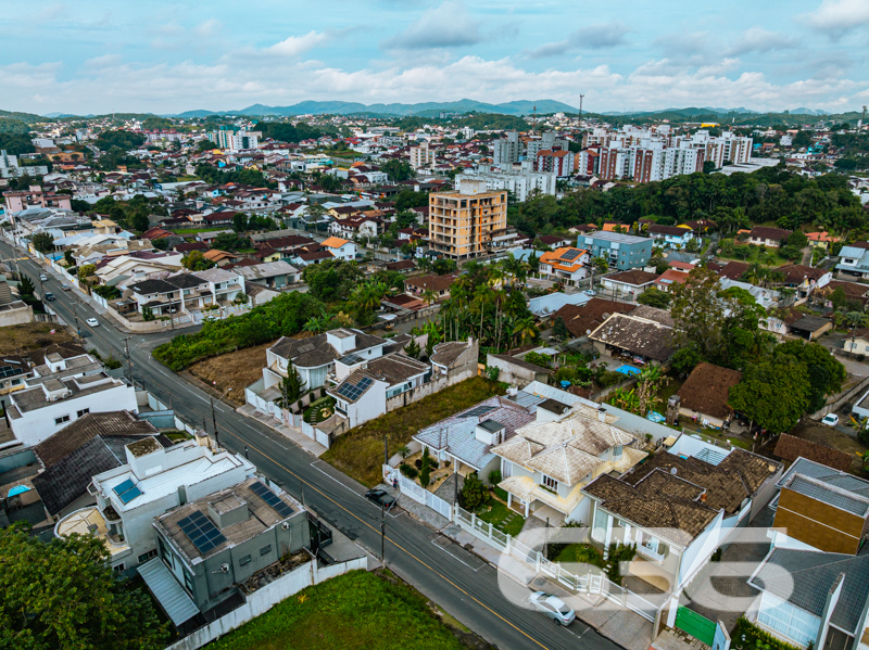 Sofisticação, privacidade e conforto no coração do Bairro Floresta – Joinville/SC
Encante-se com este magnífico sobrado à venda, com arquitetura moderna e acabamento de alto padrão, localizado em uma das regiões mais valorizadas de Joinville. Este imóvel surpreende pela elegância, funcionalidade e excelente aproveitamento dos espaços.
Com 175 m² de área, a residência está situada em terreno de 357 m², proporcionando uma fachada imponente e uma entrada arborizada que valoriza ainda mais sua arquitetura contemporânea.
A área social impressiona desde o primeiro momento: ambientes integrados de sala de estar, jantar e cozinha gourmet em conceito aberto, com pé-direito duplo, iluminação natural abundante e vista para um jardim privativo com paisagismo. Ideal para momentos inesquecíveis em família ou com amigos.
Composta por 3 suítes espaçosas, sendo uma delas com closet e um recanto reservado para leitura ou música, o pavimento superior oferece todo o conforto e tranquilidade. No térreo, um dormitório versátil pode ser usado como quarto de hóspedes ou home office. São 3 banheiros completos, além de despensa, lavanderia e área de serviço funcional.
Destaques adicionais:
* Móveis planejados na cozinha e embutidos em diversos ambientes
* Ar-condicionado instalado
* Varanda com redes e vista para área verde
* 2 vagas de garagem cobertas
* Sistema de segurança com portão eletrônico, interfone, muros altos e cerca elétrica
* Aceita animais
* Localização estratégica: a poucos metros da BR-101, com fácil acesso ao comércio local, escolas, hospitais, transporte público e shopping centers
Se você busca um imóvel pronto para morar, com requinte, segurança e privacidade, esta é a sua oportunidade. Agende agora sua visita com a 636 Negócios Imobiliários. Mais de 30 anos de experiência garantindo tranquilidade em cada negociação!
636 NEGÓCIOS IMOBILIÁRIOS: A SUA MELHOR ESCOLHA
Com mais de 30 anos de experiência, a 636 Negócios Imobiliários é sua parceira ideal para encontrar o imóvel perfeito. Estamos prontos para ajudá-lo a fazer deste imóvel o seu novo lar.
Telefone: (47) 3451-0636
WhatsApp: (47) 99190-0636
Não perca esta oportunidade única. Visite nosso site para mais informações: i636.com.br