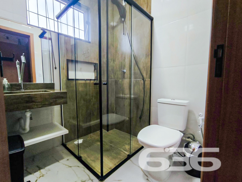 Sofisticação, privacidade e conforto no coração do Bairro Floresta – Joinville/SC
Encante-se com este magnífico sobrado à venda, com arquitetura moderna e acabamento de alto padrão, localizado em uma das regiões mais valorizadas de Joinville. Este imóvel surpreende pela elegância, funcionalidade e excelente aproveitamento dos espaços.
Com 175 m² de área, a residência está situada em terreno de 357 m², proporcionando uma fachada imponente e uma entrada arborizada que valoriza ainda mais sua arquitetura contemporânea.
A área social impressiona desde o primeiro momento: ambientes integrados de sala de estar, jantar e cozinha gourmet em conceito aberto, com pé-direito duplo, iluminação natural abundante e vista para um jardim privativo com paisagismo. Ideal para momentos inesquecíveis em família ou com amigos.
Composta por 3 suítes espaçosas, sendo uma delas com closet e um recanto reservado para leitura ou música, o pavimento superior oferece todo o conforto e tranquilidade. No térreo, um dormitório versátil pode ser usado como quarto de hóspedes ou home office. São 3 banheiros completos, além de despensa, lavanderia e área de serviço funcional.
Destaques adicionais:
* Móveis planejados na cozinha e embutidos em diversos ambientes
* Ar-condicionado instalado
* Varanda com redes e vista para área verde
* 2 vagas de garagem cobertas
* Sistema de segurança com portão eletrônico, interfone, muros altos e cerca elétrica
* Aceita animais
* Localização estratégica: a poucos metros da BR-101, com fácil acesso ao comércio local, escolas, hospitais, transporte público e shopping centers
Se você busca um imóvel pronto para morar, com requinte, segurança e privacidade, esta é a sua oportunidade. Agende agora sua visita com a 636 Negócios Imobiliários. Mais de 30 anos de experiência garantindo tranquilidade em cada negociação!
636 NEGÓCIOS IMOBILIÁRIOS: A SUA MELHOR ESCOLHA
Com mais de 30 anos de experiência, a 636 Negócios Imobiliários é sua parceira ideal para encontrar o imóvel perfeito. Estamos prontos para ajudá-lo a fazer deste imóvel o seu novo lar.
Telefone: (47) 3451-0636
WhatsApp: (47) 99190-0636
Não perca esta oportunidade única. Visite nosso site para mais informações: i636.com.br