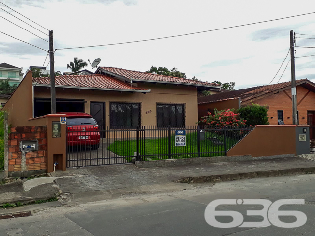 CASA TÉRREA COM 235m², 4 QUARTOS E GARAGEM ESPAÇOSA
Temos o prazer de apresentar esta incrível casa de um único pavimento, composta por 4 quartos e uma garagem com capacidade para até 5 veículos. Localizada no bairro Glória, em Joinville, esta residência possui uma área construída de 235m², com toda a documentação regularizada. O imóvel está situado num espaçoso terreno de 502m², numa localização privilegiada e muito valorizada na cidade. Aqui você desfrutará de proximidade com todas as facilidades essenciais para uma vida confortável e conveniente.
A casa oferece cômodos espaçosos e extremamente confortáveis, incluindo 4 quartos aconchegantes, sendo uma suíte, além de 2 salas, 2 banheiros, uma cozinha bem equipada e uma garagem coberta com capacidade para até 5 veículos. Além disso, um destaque especial fica por conta de uma área de festas com churrasqueira, ideal para desfrutar de momentos agradáveis ao lado de amigos e familiares, e uma piscina perfeita para aproveitar os dias ensolarados e refrescantes.
Complementando a beleza do imóvel, um encantador jardim rodeia a casa, juntamente com um pequeno lago ornamental que adiciona um toque de tranquilidade e charme ao ambiente.
Não deixe escapar essa oportunidade imperdível! Entre em contato com um de nossos corretores agora mesmo e agende uma visita para conhecer pessoalmente essa casa incrível.
Para mais informações:
Telefone: (47) 3451-0636
WhatsApp: (47) 99190-0636
Imobiliária 636