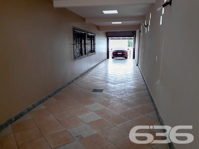 CASA TÉRREA COM 235m², 4 QUARTOS E GARAGEM ESPAÇOSA
Temos o prazer de apresentar esta incrível casa de um único pavimento, composta por 4 quartos e uma garagem com capacidade para até 5 veículos. Localizada no bairro Glória, em Joinville, esta residência possui uma área construída de 235m², com toda a documentação regularizada. O imóvel está situado num espaçoso terreno de 502m², numa localização privilegiada e muito valorizada na cidade. Aqui você desfrutará de proximidade com todas as facilidades essenciais para uma vida confortável e conveniente.
A casa oferece cômodos espaçosos e extremamente confortáveis, incluindo 4 quartos aconchegantes, sendo uma suíte, além de 2 salas, 2 banheiros, uma cozinha bem equipada e uma garagem coberta com capacidade para até 5 veículos. Além disso, um destaque especial fica por conta de uma área de festas com churrasqueira, ideal para desfrutar de momentos agradáveis ao lado de amigos e familiares, e uma piscina perfeita para aproveitar os dias ensolarados e refrescantes.
Complementando a beleza do imóvel, um encantador jardim rodeia a casa, juntamente com um pequeno lago ornamental que adiciona um toque de tranquilidade e charme ao ambiente.
Não deixe escapar essa oportunidade imperdível! Entre em contato com um de nossos corretores agora mesmo e agende uma visita para conhecer pessoalmente essa casa incrível.
Para mais informações:
Telefone: (47) 3451-0636
WhatsApp: (47) 99190-0636
Imobiliária 636
