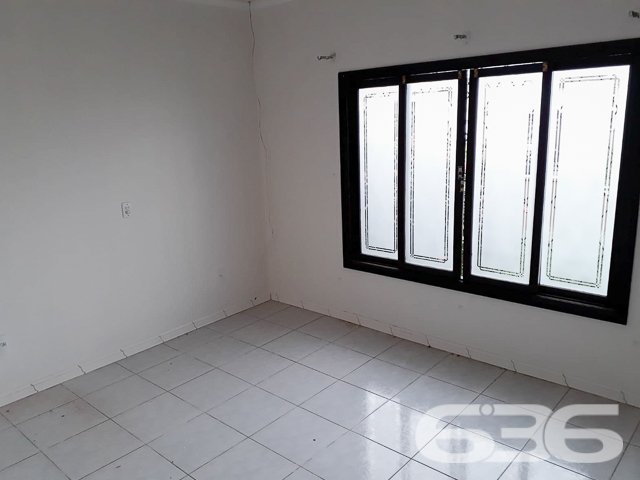 CASA TÉRREA COM 235m², 4 QUARTOS E GARAGEM ESPAÇOSA
Temos o prazer de apresentar esta incrível casa de um único pavimento, composta por 4 quartos e uma garagem com capacidade para até 5 veículos. Localizada no bairro Glória, em Joinville, esta residência possui uma área construída de 235m², com toda a documentação regularizada. O imóvel está situado num espaçoso terreno de 502m², numa localização privilegiada e muito valorizada na cidade. Aqui você desfrutará de proximidade com todas as facilidades essenciais para uma vida confortável e conveniente.
A casa oferece cômodos espaçosos e extremamente confortáveis, incluindo 4 quartos aconchegantes, sendo uma suíte, além de 2 salas, 2 banheiros, uma cozinha bem equipada e uma garagem coberta com capacidade para até 5 veículos. Além disso, um destaque especial fica por conta de uma área de festas com churrasqueira, ideal para desfrutar de momentos agradáveis ao lado de amigos e familiares, e uma piscina perfeita para aproveitar os dias ensolarados e refrescantes.
Complementando a beleza do imóvel, um encantador jardim rodeia a casa, juntamente com um pequeno lago ornamental que adiciona um toque de tranquilidade e charme ao ambiente.
Não deixe escapar essa oportunidade imperdível! Entre em contato com um de nossos corretores agora mesmo e agende uma visita para conhecer pessoalmente essa casa incrível.
Para mais informações:
Telefone: (47) 3451-0636
WhatsApp: (47) 99190-0636
Imobiliária 636