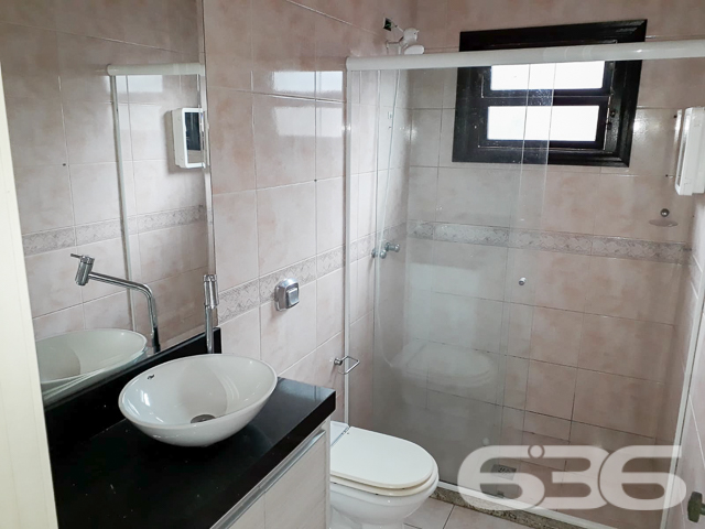 CASA TÉRREA COM 235m², 4 QUARTOS E GARAGEM ESPAÇOSA
Temos o prazer de apresentar esta incrível casa de um único pavimento, composta por 4 quartos e uma garagem com capacidade para até 5 veículos. Localizada no bairro Glória, em Joinville, esta residência possui uma área construída de 235m², com toda a documentação regularizada. O imóvel está situado num espaçoso terreno de 502m², numa localização privilegiada e muito valorizada na cidade. Aqui você desfrutará de proximidade com todas as facilidades essenciais para uma vida confortável e conveniente.
A casa oferece cômodos espaçosos e extremamente confortáveis, incluindo 4 quartos aconchegantes, sendo uma suíte, além de 2 salas, 2 banheiros, uma cozinha bem equipada e uma garagem coberta com capacidade para até 5 veículos. Além disso, um destaque especial fica por conta de uma área de festas com churrasqueira, ideal para desfrutar de momentos agradáveis ao lado de amigos e familiares, e uma piscina perfeita para aproveitar os dias ensolarados e refrescantes.
Complementando a beleza do imóvel, um encantador jardim rodeia a casa, juntamente com um pequeno lago ornamental que adiciona um toque de tranquilidade e charme ao ambiente.
Não deixe escapar essa oportunidade imperdível! Entre em contato com um de nossos corretores agora mesmo e agende uma visita para conhecer pessoalmente essa casa incrível.
Para mais informações:
Telefone: (47) 3451-0636
WhatsApp: (47) 99190-0636
Imobiliária 636