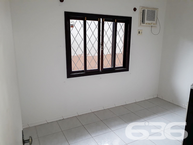CASA TÉRREA COM 235m², 4 QUARTOS E GARAGEM ESPAÇOSA
Temos o prazer de apresentar esta incrível casa de um único pavimento, composta por 4 quartos e uma garagem com capacidade para até 5 veículos. Localizada no bairro Glória, em Joinville, esta residência possui uma área construída de 235m², com toda a documentação regularizada. O imóvel está situado num espaçoso terreno de 502m², numa localização privilegiada e muito valorizada na cidade. Aqui você desfrutará de proximidade com todas as facilidades essenciais para uma vida confortável e conveniente.
A casa oferece cômodos espaçosos e extremamente confortáveis, incluindo 4 quartos aconchegantes, sendo uma suíte, além de 2 salas, 2 banheiros, uma cozinha bem equipada e uma garagem coberta com capacidade para até 5 veículos. Além disso, um destaque especial fica por conta de uma área de festas com churrasqueira, ideal para desfrutar de momentos agradáveis ao lado de amigos e familiares, e uma piscina perfeita para aproveitar os dias ensolarados e refrescantes.
Complementando a beleza do imóvel, um encantador jardim rodeia a casa, juntamente com um pequeno lago ornamental que adiciona um toque de tranquilidade e charme ao ambiente.
Não deixe escapar essa oportunidade imperdível! Entre em contato com um de nossos corretores agora mesmo e agende uma visita para conhecer pessoalmente essa casa incrível.
Para mais informações:
Telefone: (47) 3451-0636
WhatsApp: (47) 99190-0636
Imobiliária 636