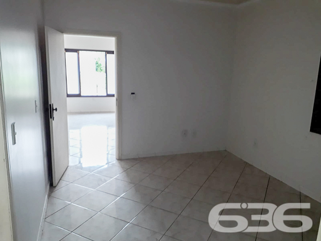 CASA TÉRREA COM 235m², 4 QUARTOS E GARAGEM ESPAÇOSA
Temos o prazer de apresentar esta incrível casa de um único pavimento, composta por 4 quartos e uma garagem com capacidade para até 5 veículos. Localizada no bairro Glória, em Joinville, esta residência possui uma área construída de 235m², com toda a documentação regularizada. O imóvel está situado num espaçoso terreno de 502m², numa localização privilegiada e muito valorizada na cidade. Aqui você desfrutará de proximidade com todas as facilidades essenciais para uma vida confortável e conveniente.
A casa oferece cômodos espaçosos e extremamente confortáveis, incluindo 4 quartos aconchegantes, sendo uma suíte, além de 2 salas, 2 banheiros, uma cozinha bem equipada e uma garagem coberta com capacidade para até 5 veículos. Além disso, um destaque especial fica por conta de uma área de festas com churrasqueira, ideal para desfrutar de momentos agradáveis ao lado de amigos e familiares, e uma piscina perfeita para aproveitar os dias ensolarados e refrescantes.
Complementando a beleza do imóvel, um encantador jardim rodeia a casa, juntamente com um pequeno lago ornamental que adiciona um toque de tranquilidade e charme ao ambiente.
Não deixe escapar essa oportunidade imperdível! Entre em contato com um de nossos corretores agora mesmo e agende uma visita para conhecer pessoalmente essa casa incrível.
Para mais informações:
Telefone: (47) 3451-0636
WhatsApp: (47) 99190-0636
Imobiliária 636