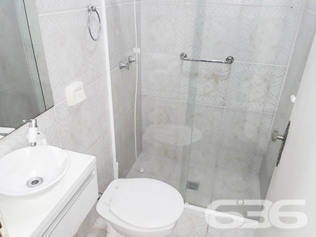 CASA TÉRREA COM 235m², 4 QUARTOS E GARAGEM ESPAÇOSA
Temos o prazer de apresentar esta incrível casa de um único pavimento, composta por 4 quartos e uma garagem com capacidade para até 5 veículos. Localizada no bairro Glória, em Joinville, esta residência possui uma área construída de 235m², com toda a documentação regularizada. O imóvel está situado num espaçoso terreno de 502m², numa localização privilegiada e muito valorizada na cidade. Aqui você desfrutará de proximidade com todas as facilidades essenciais para uma vida confortável e conveniente.
A casa oferece cômodos espaçosos e extremamente confortáveis, incluindo 4 quartos aconchegantes, sendo uma suíte, além de 2 salas, 2 banheiros, uma cozinha bem equipada e uma garagem coberta com capacidade para até 5 veículos. Além disso, um destaque especial fica por conta de uma área de festas com churrasqueira, ideal para desfrutar de momentos agradáveis ao lado de amigos e familiares, e uma piscina perfeita para aproveitar os dias ensolarados e refrescantes.
Complementando a beleza do imóvel, um encantador jardim rodeia a casa, juntamente com um pequeno lago ornamental que adiciona um toque de tranquilidade e charme ao ambiente.
Não deixe escapar essa oportunidade imperdível! Entre em contato com um de nossos corretores agora mesmo e agende uma visita para conhecer pessoalmente essa casa incrível.
Para mais informações:
Telefone: (47) 3451-0636
WhatsApp: (47) 99190-0636
Imobiliária 636