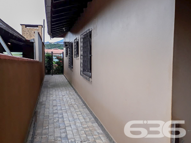 CASA TÉRREA COM 235m², 4 QUARTOS E GARAGEM ESPAÇOSA
Temos o prazer de apresentar esta incrível casa de um único pavimento, composta por 4 quartos e uma garagem com capacidade para até 5 veículos. Localizada no bairro Glória, em Joinville, esta residência possui uma área construída de 235m², com toda a documentação regularizada. O imóvel está situado num espaçoso terreno de 502m², numa localização privilegiada e muito valorizada na cidade. Aqui você desfrutará de proximidade com todas as facilidades essenciais para uma vida confortável e conveniente.
A casa oferece cômodos espaçosos e extremamente confortáveis, incluindo 4 quartos aconchegantes, sendo uma suíte, além de 2 salas, 2 banheiros, uma cozinha bem equipada e uma garagem coberta com capacidade para até 5 veículos. Além disso, um destaque especial fica por conta de uma área de festas com churrasqueira, ideal para desfrutar de momentos agradáveis ao lado de amigos e familiares, e uma piscina perfeita para aproveitar os dias ensolarados e refrescantes.
Complementando a beleza do imóvel, um encantador jardim rodeia a casa, juntamente com um pequeno lago ornamental que adiciona um toque de tranquilidade e charme ao ambiente.
Não deixe escapar essa oportunidade imperdível! Entre em contato com um de nossos corretores agora mesmo e agende uma visita para conhecer pessoalmente essa casa incrível.
Para mais informações:
Telefone: (47) 3451-0636
WhatsApp: (47) 99190-0636
Imobiliária 636