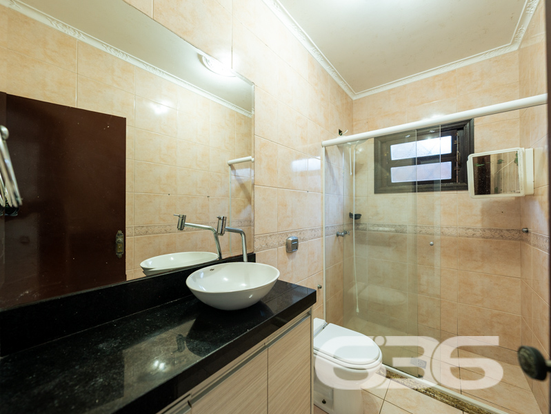 CASA TÉRREA COM 235m², 4 QUARTOS E GARAGEM ESPAÇOSA
Temos o prazer de apresentar esta incrível casa de um único pavimento, composta por 4 quartos e uma garagem com capacidade para até 5 veículos. Localizada no bairro Glória, em Joinville, esta residência possui uma área construída de 235m², com toda a documentação regularizada. O imóvel está situado num espaçoso terreno de 502m², numa localização privilegiada e muito valorizada na cidade. Aqui você desfrutará de proximidade com todas as facilidades essenciais para uma vida confortável e conveniente.
A casa oferece cômodos espaçosos e extremamente confortáveis, incluindo 4 quartos aconchegantes, sendo uma suíte, além de 2 salas, 2 banheiros, uma cozinha bem equipada e uma garagem coberta com capacidade para até 5 veículos. Além disso, um destaque especial fica por conta de uma área de festas com churrasqueira, ideal para desfrutar de momentos agradáveis ao lado de amigos e familiares, e uma piscina perfeita para aproveitar os dias ensolarados e refrescantes.
Complementando a beleza do imóvel, um encantador jardim rodeia a casa, juntamente com um pequeno lago ornamental que adiciona um toque de tranquilidade e charme ao ambiente.
Não deixe escapar essa oportunidade imperdível! Entre em contato com um de nossos corretores agora mesmo e agende uma visita para conhecer pessoalmente essa casa incrível.
Para mais informações:
Telefone: (47) 3451-0636
WhatsApp: (47) 99190-0636
Imobiliária 636
