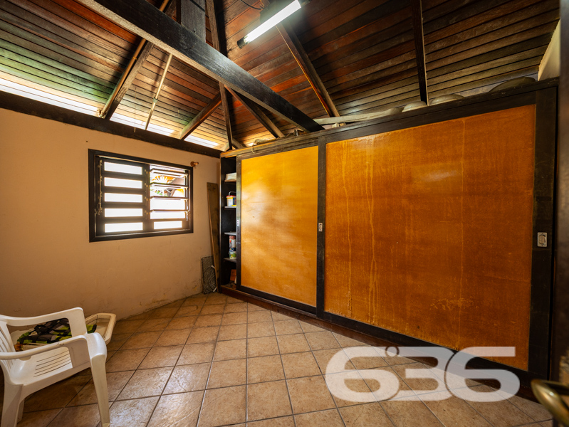CASA TÉRREA COM 235m², 4 QUARTOS E GARAGEM ESPAÇOSA
Temos o prazer de apresentar esta incrível casa de um único pavimento, composta por 4 quartos e uma garagem com capacidade para até 5 veículos. Localizada no bairro Glória, em Joinville, esta residência possui uma área construída de 235m², com toda a documentação regularizada. O imóvel está situado num espaçoso terreno de 502m², numa localização privilegiada e muito valorizada na cidade. Aqui você desfrutará de proximidade com todas as facilidades essenciais para uma vida confortável e conveniente.
A casa oferece cômodos espaçosos e extremamente confortáveis, incluindo 4 quartos aconchegantes, sendo uma suíte, além de 2 salas, 2 banheiros, uma cozinha bem equipada e uma garagem coberta com capacidade para até 5 veículos. Além disso, um destaque especial fica por conta de uma área de festas com churrasqueira, ideal para desfrutar de momentos agradáveis ao lado de amigos e familiares, e uma piscina perfeita para aproveitar os dias ensolarados e refrescantes.
Complementando a beleza do imóvel, um encantador jardim rodeia a casa, juntamente com um pequeno lago ornamental que adiciona um toque de tranquilidade e charme ao ambiente.
Não deixe escapar essa oportunidade imperdível! Entre em contato com um de nossos corretores agora mesmo e agende uma visita para conhecer pessoalmente essa casa incrível.
Para mais informações:
Telefone: (47) 3451-0636
WhatsApp: (47) 99190-0636
Imobiliária 636